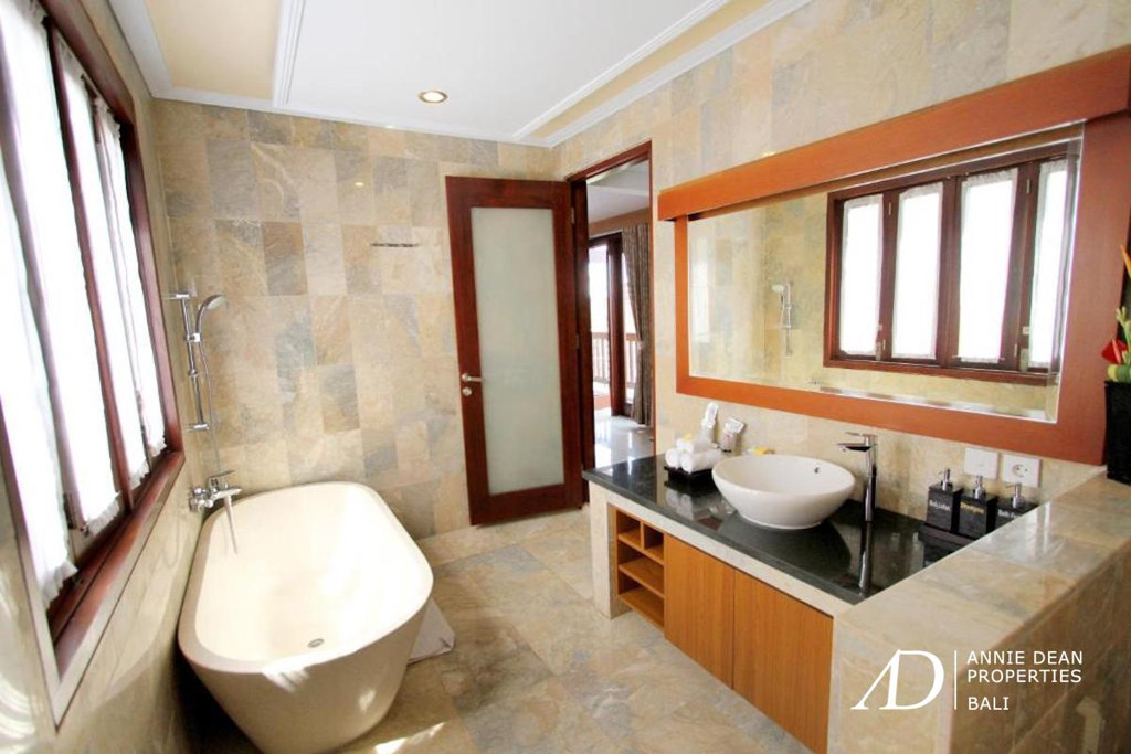 YEARLY RENTAL MODERN BALINESE STYLE VILLA IN BERAWA 