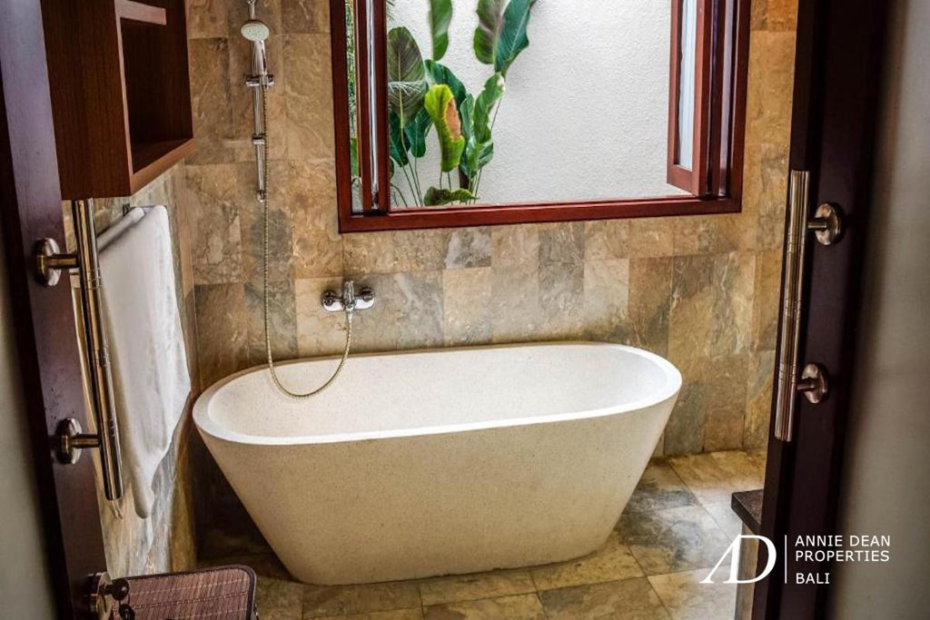 YEARLY RENTAL MODERN BALINESE STYLE VILLA IN BERAWA 