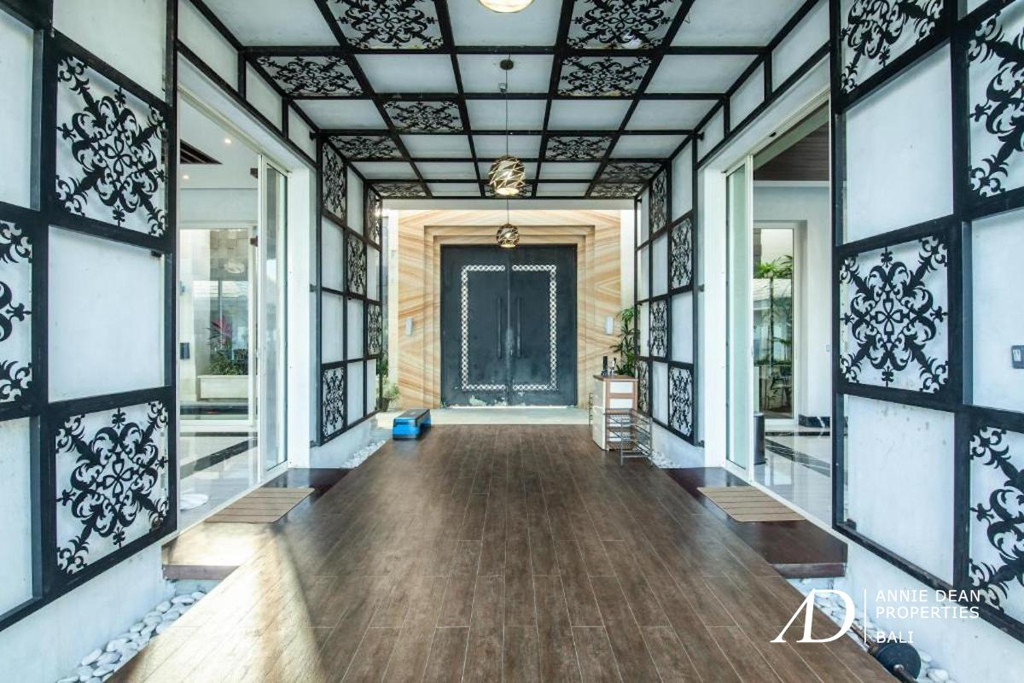 FREEHOLD | MODERN CONTEMPORARY VILLA WITH OCEAN VIEWS IN PANDAWA