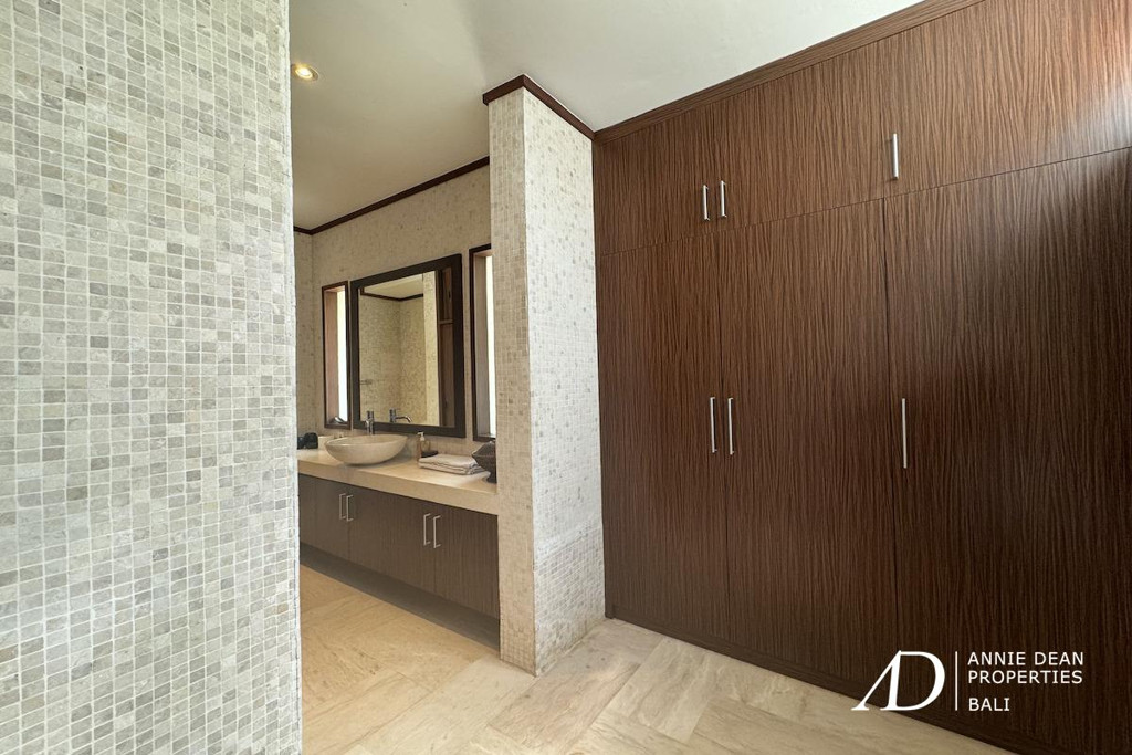 FREEHOLD | BALINESE-STYLE VILLA WITHIN GATED ESTATE IN PERERENAN