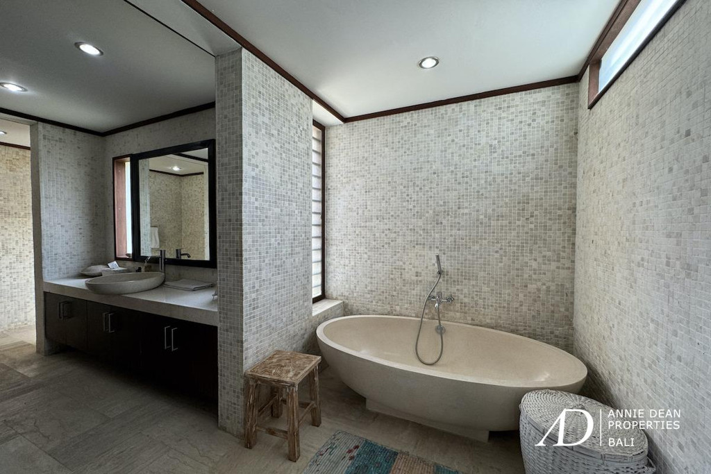 FREEHOLD | BALINESE-STYLE VILLA WITHIN GATED ESTATE IN PERERENAN