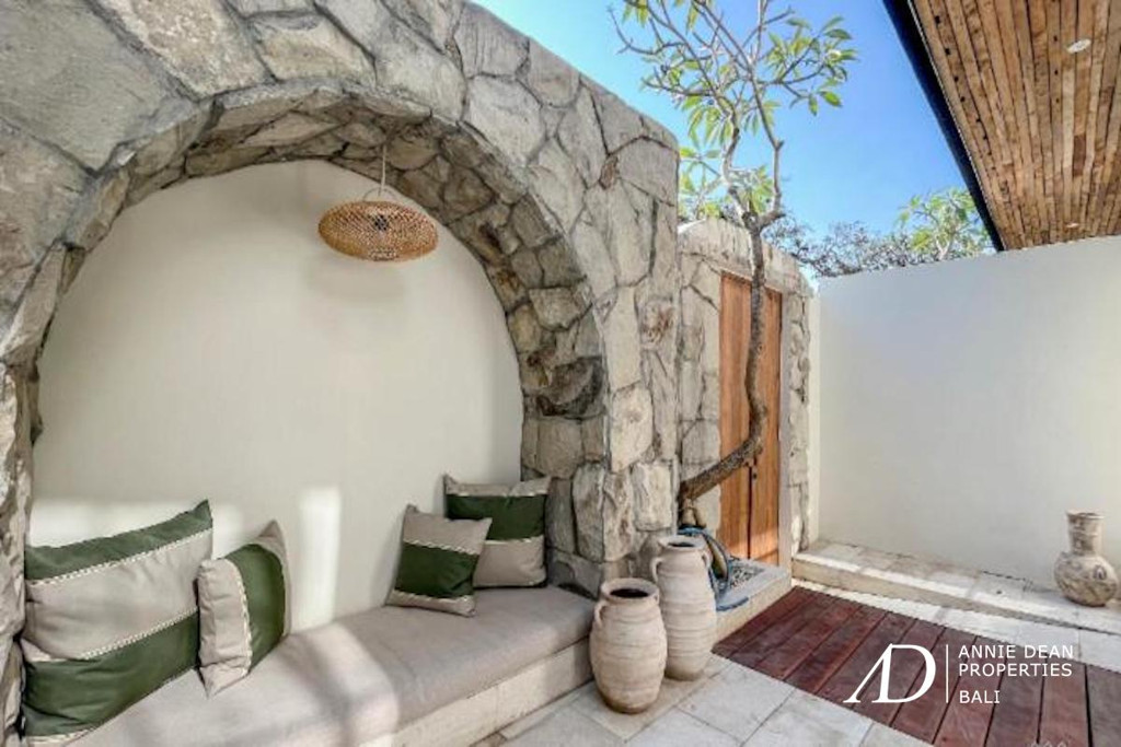 LEASEHOLD | MEDITERRANEAN-STYLE 2-BEDROOM VILLA - OBEROI, SEMINYAK