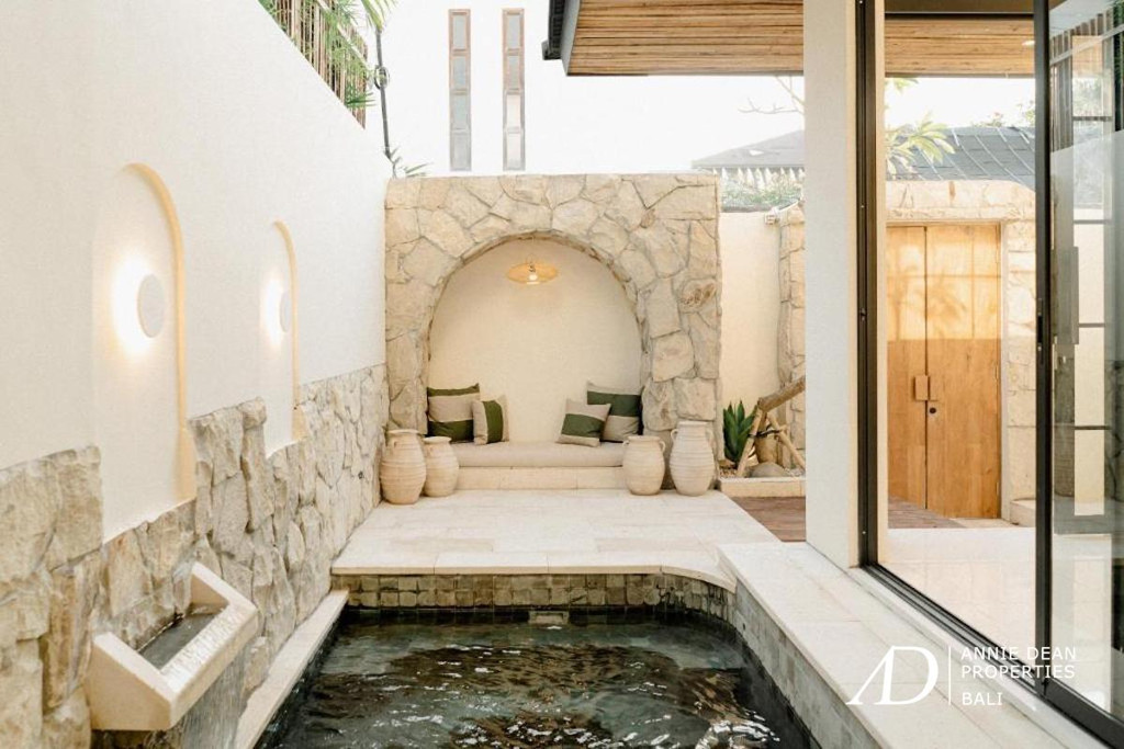 LEASEHOLD | MEDITERRANEAN-STYLE 2-BEDROOM VILLA - OBEROI, SEMINYAK