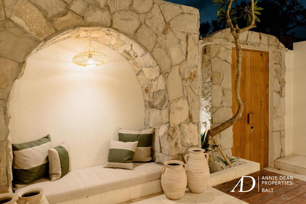 LEASEHOLD | MEDITERRANEAN-STYLE 2-BEDROOM VILLA - OBEROI, SEMINYAK