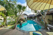 LEASEHOLD (19.5 YEARS) | 5-BEDROOM VILLA WITH LARGE GARDEN IN CENTRAL SEMINYAK
