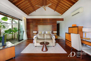 FREEHOLD | MAGNIFICENT CLIFF FRONT VILLA SET WITHIN A LUXURY ESTATE