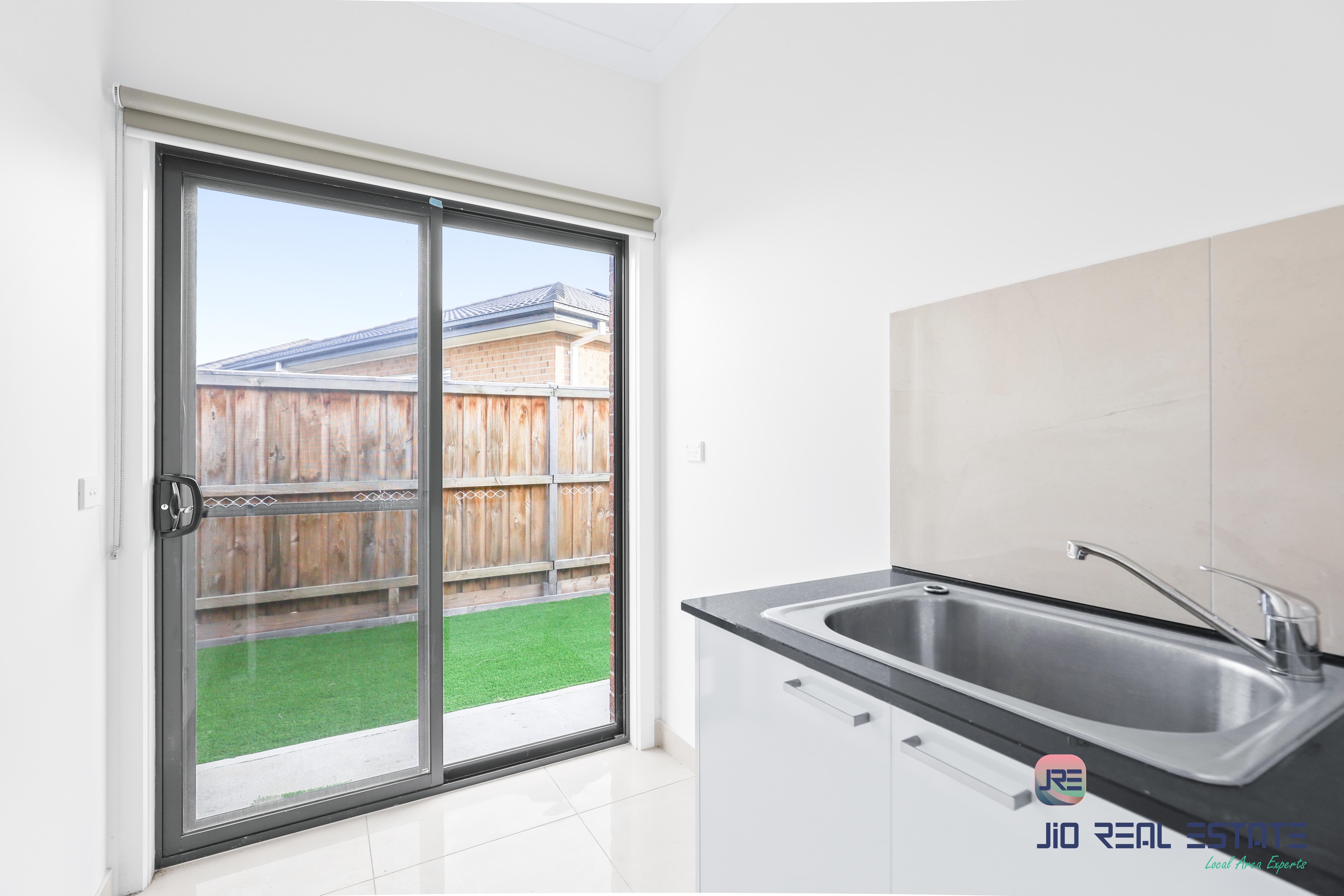 10 Carfin Circuit, Thornhill Park VIC