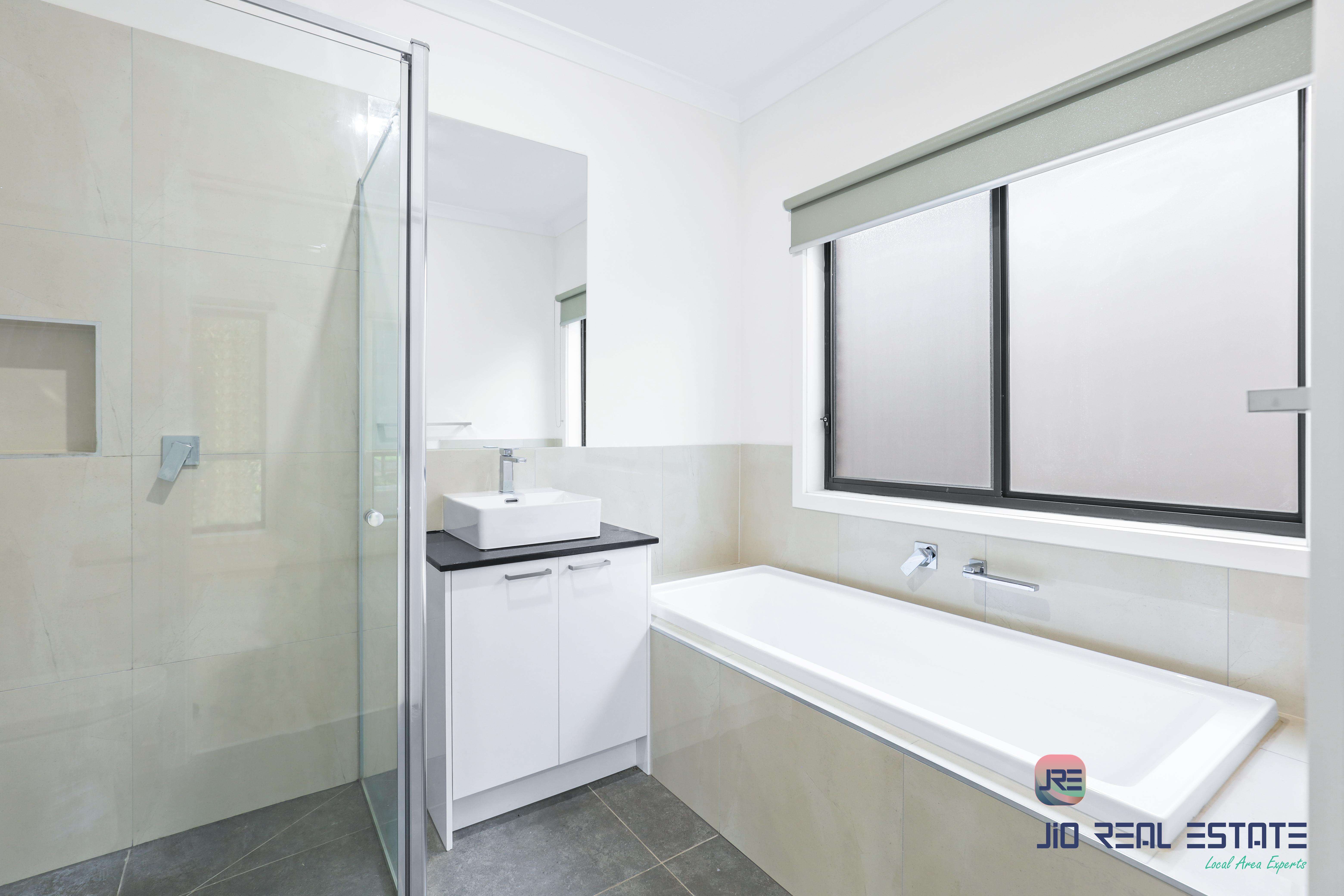 10 Carfin Circuit, Thornhill Park VIC
