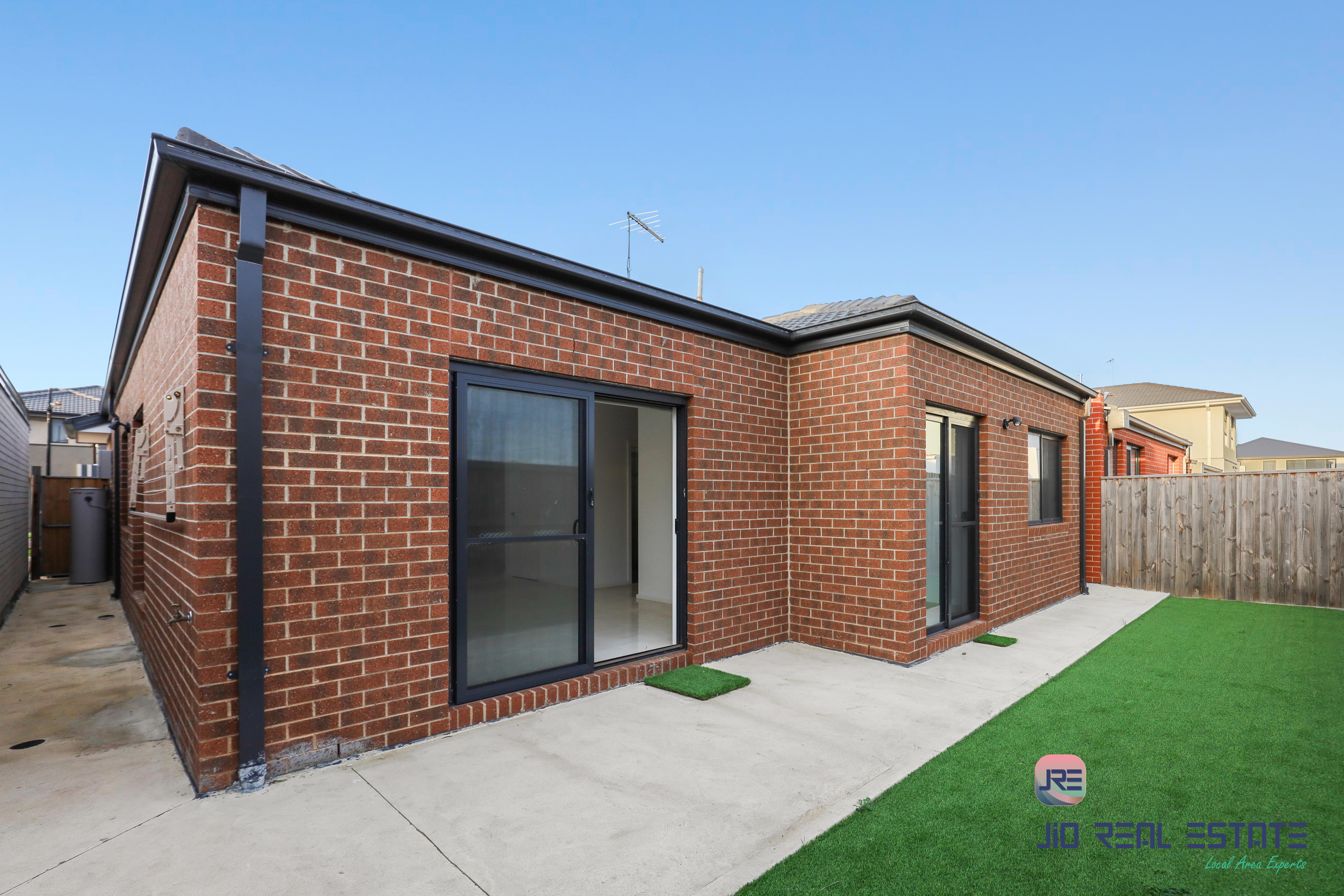 10 Carfin Circuit, Thornhill Park VIC