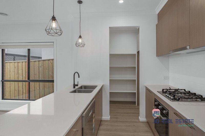 8 Vincenza Avenue, Truganina VIC