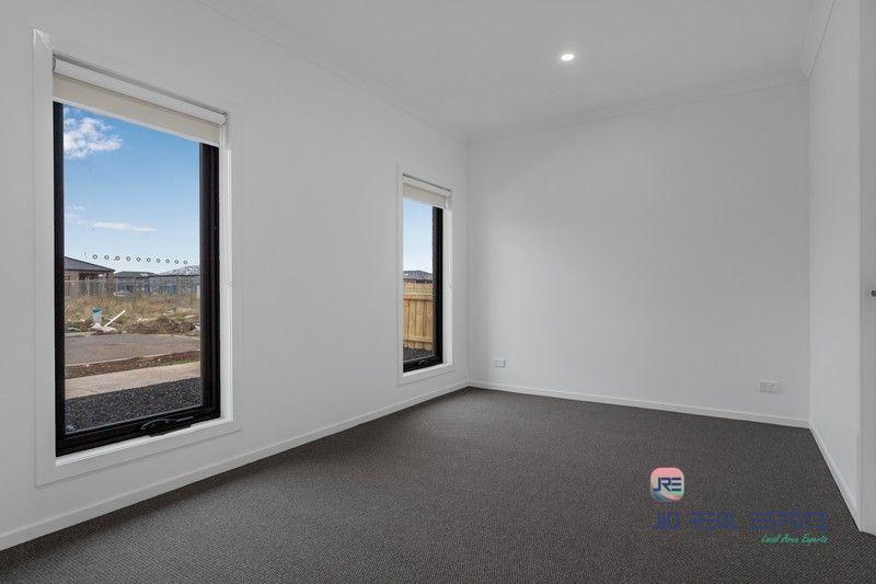 8 Vincenza Avenue, Truganina VIC