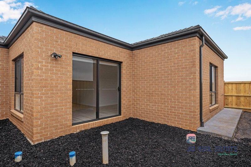 8 Vincenza Avenue, Truganina VIC