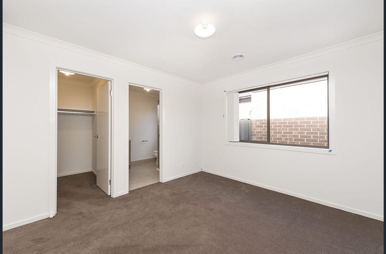 18 Augusta Way, Strathtulloh VIC