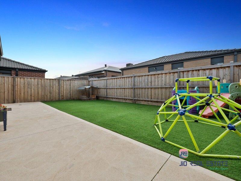 9 Dickens Street, Strathtulloh VIC