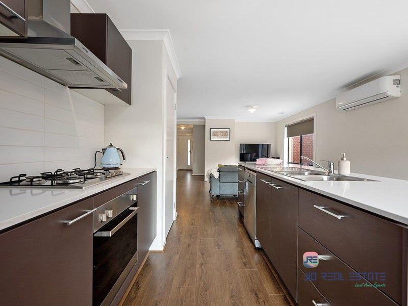 9 Dickens Street, Strathtulloh VIC