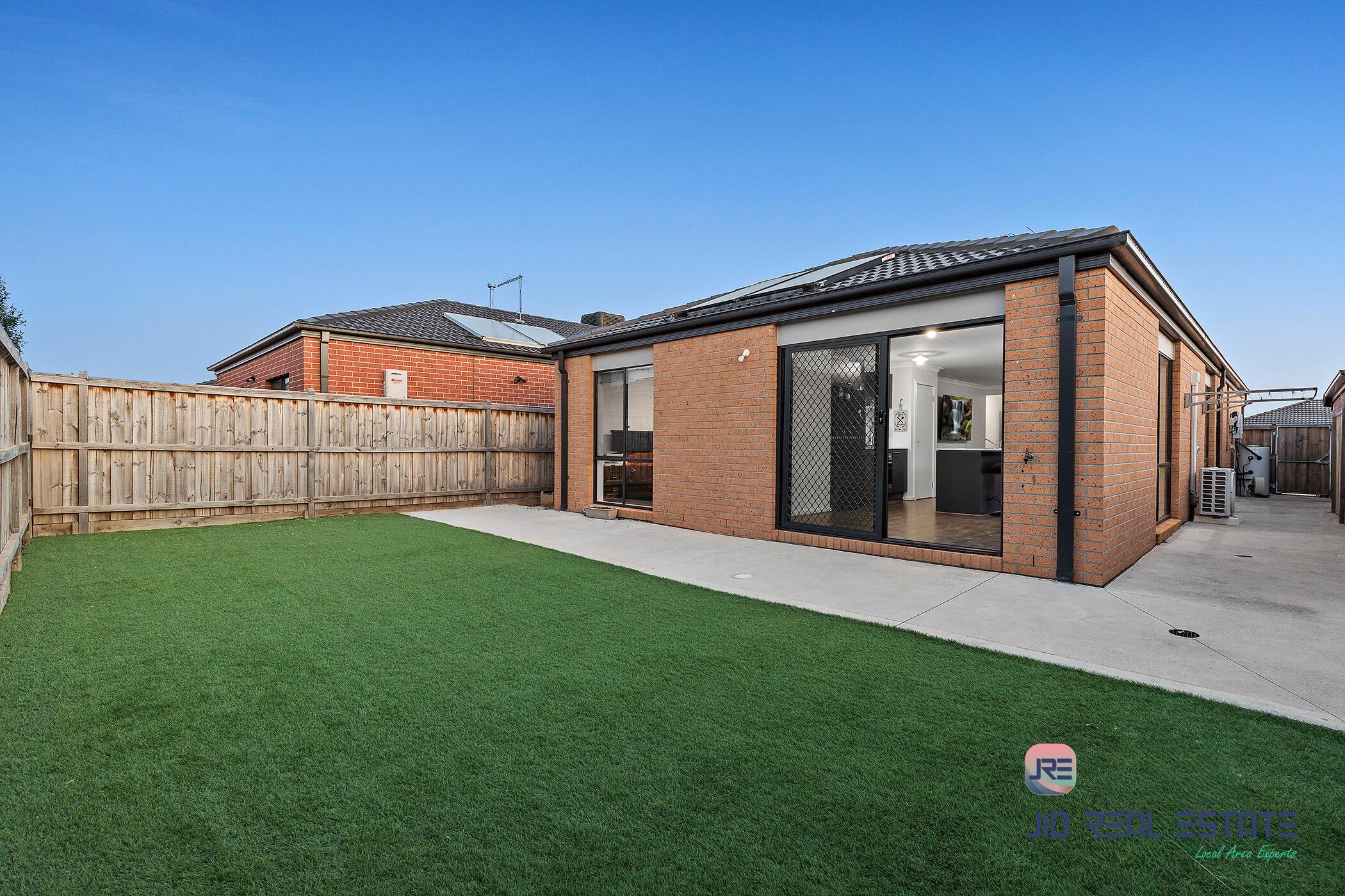 9 Dickens Street, Strathtulloh VIC