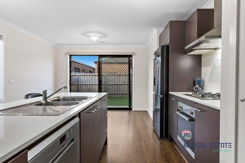 9 Dickens Street, Strathtulloh VIC