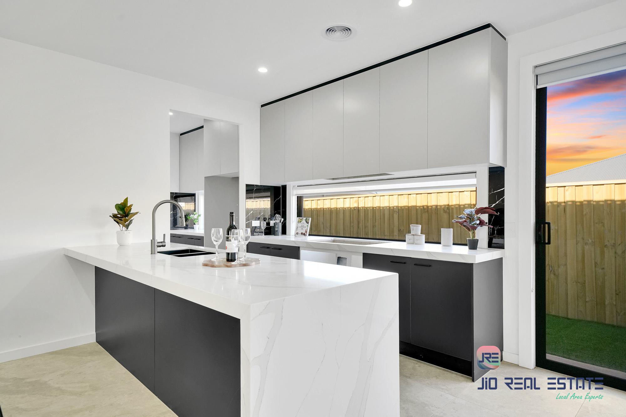 52 Adenmore Circuit, Deanside VIC