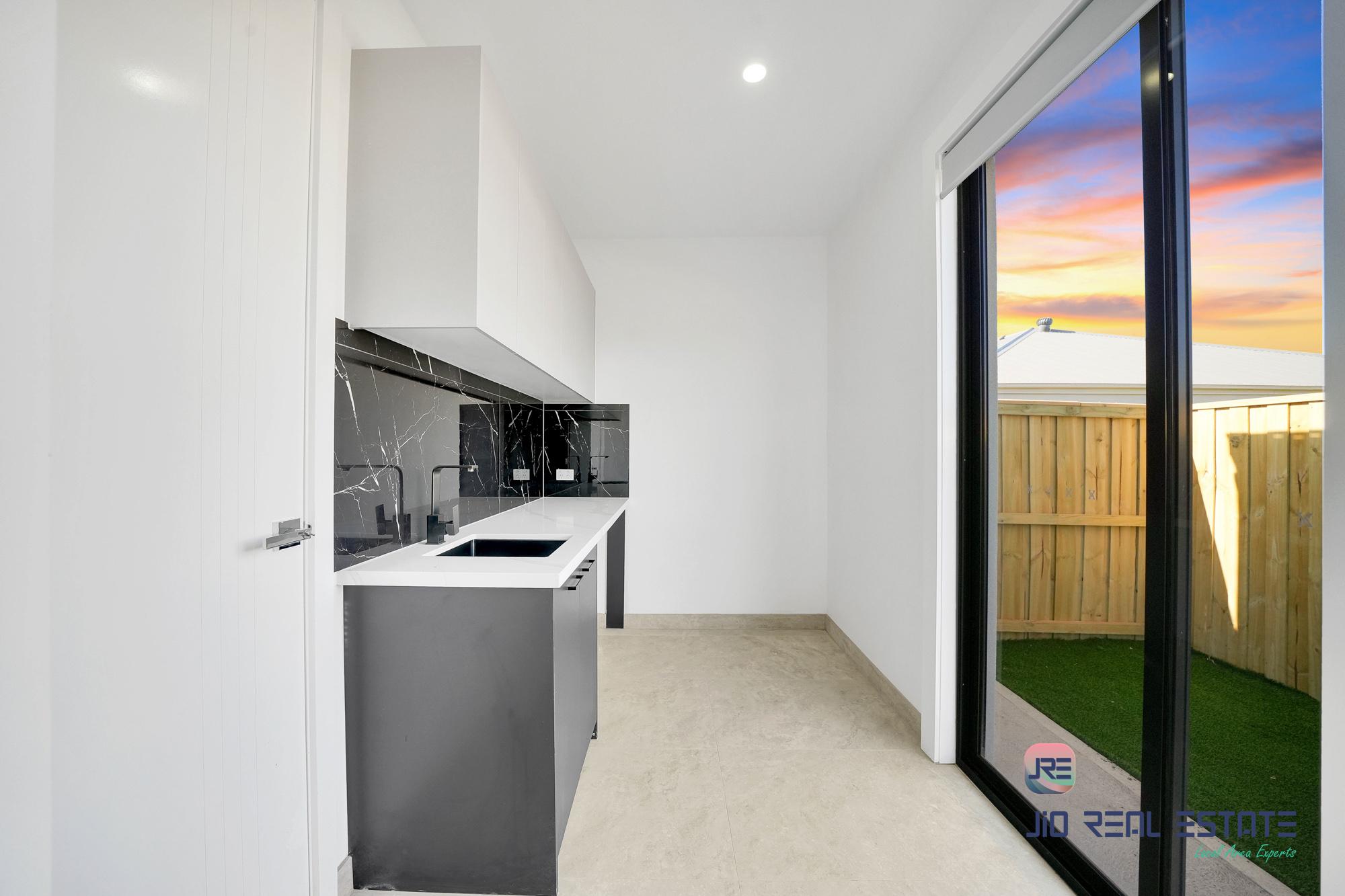 52 Adenmore Circuit, Deanside VIC