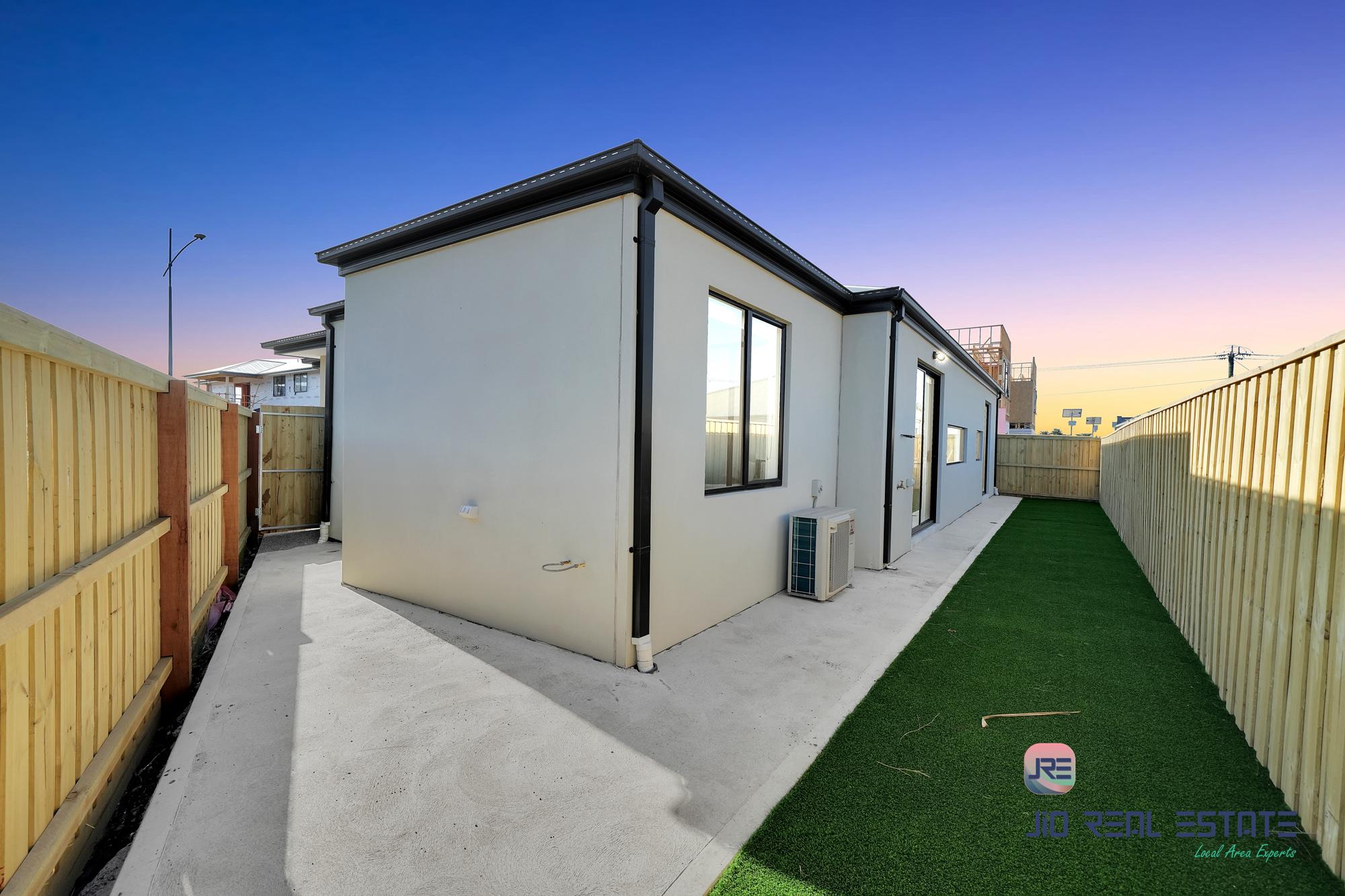 52 Adenmore Circuit, Deanside VIC