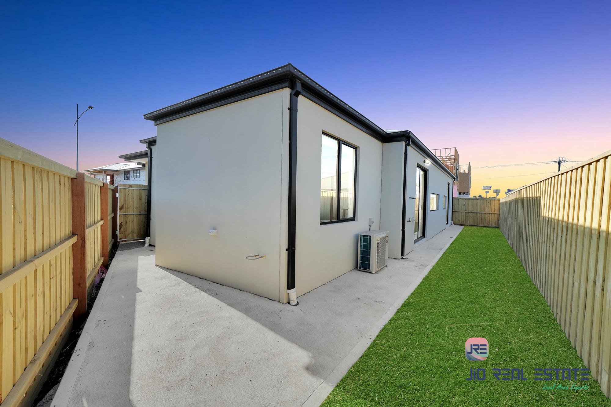 52 Adenmore Circuit, Deanside VIC