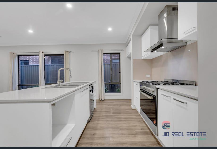 13 Brasilia Street, Strathtulloh VIC