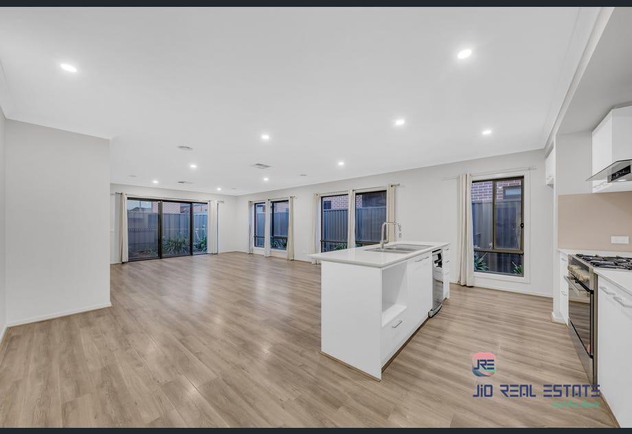 13 Brasilia Street, Strathtulloh VIC