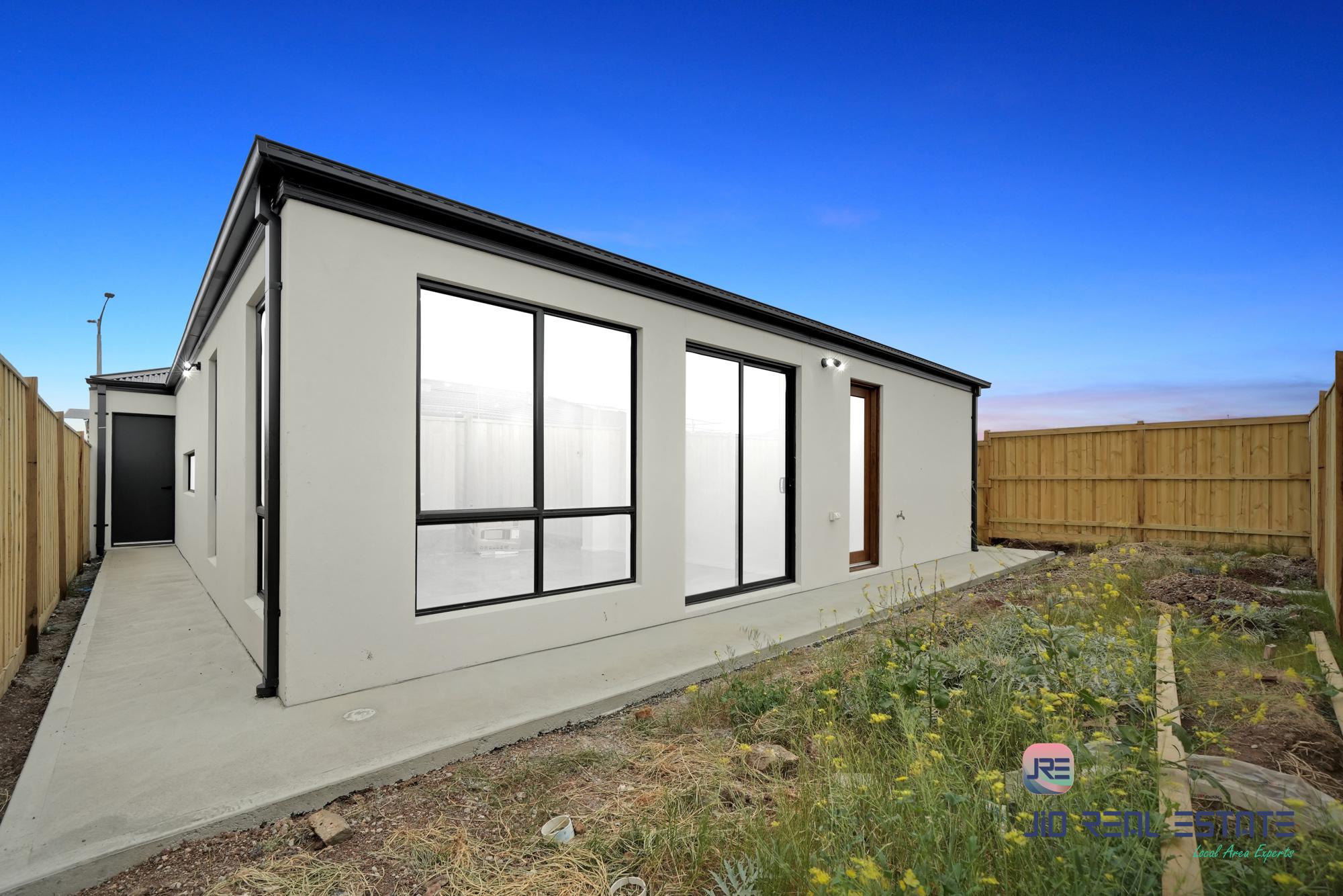 16 Gardenvale Avenue, Mambourin VIC