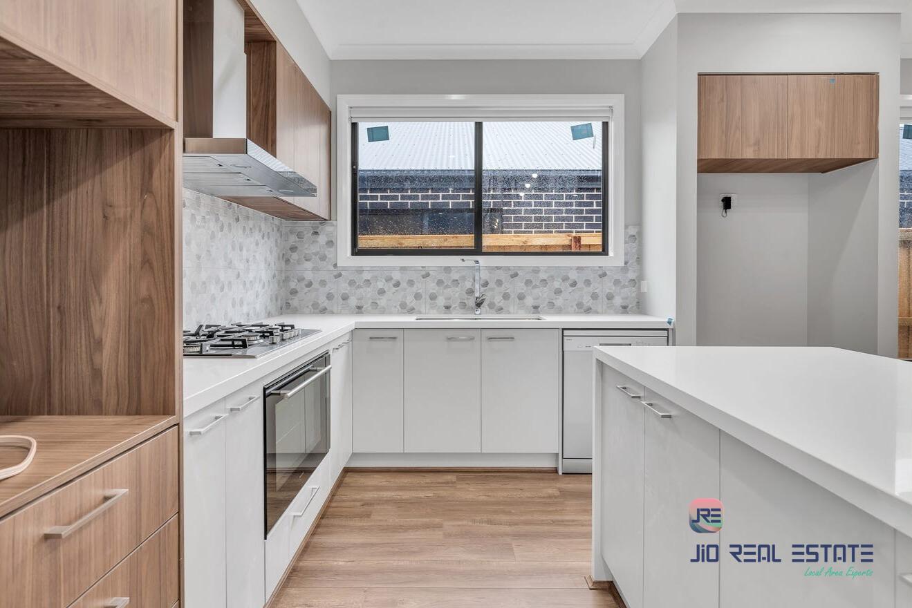 9 Calderas Road, Deanside VIC