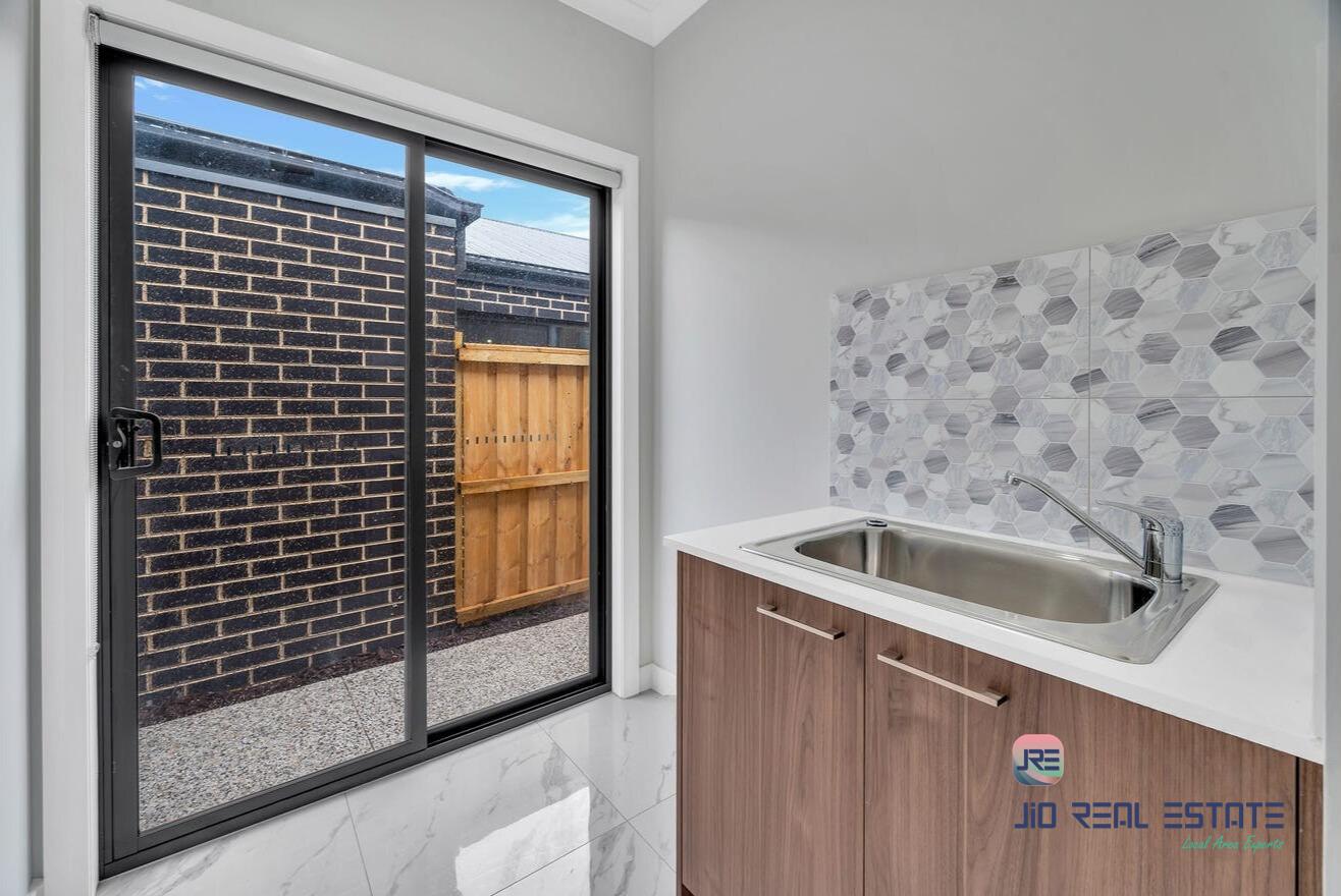 9 Calderas Road, Deanside VIC