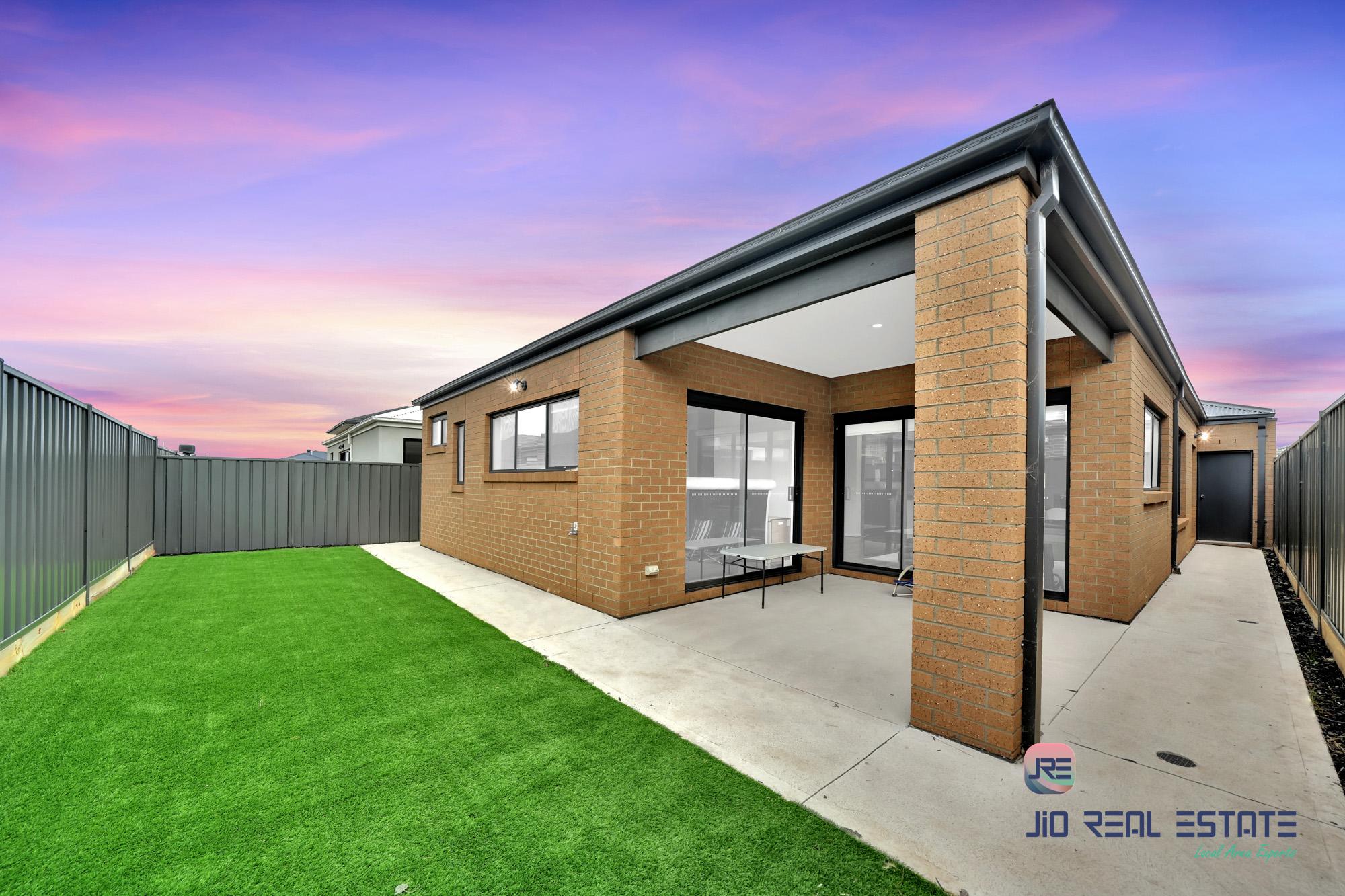 133 Atherstone Boulevard, Strathtulloh VIC