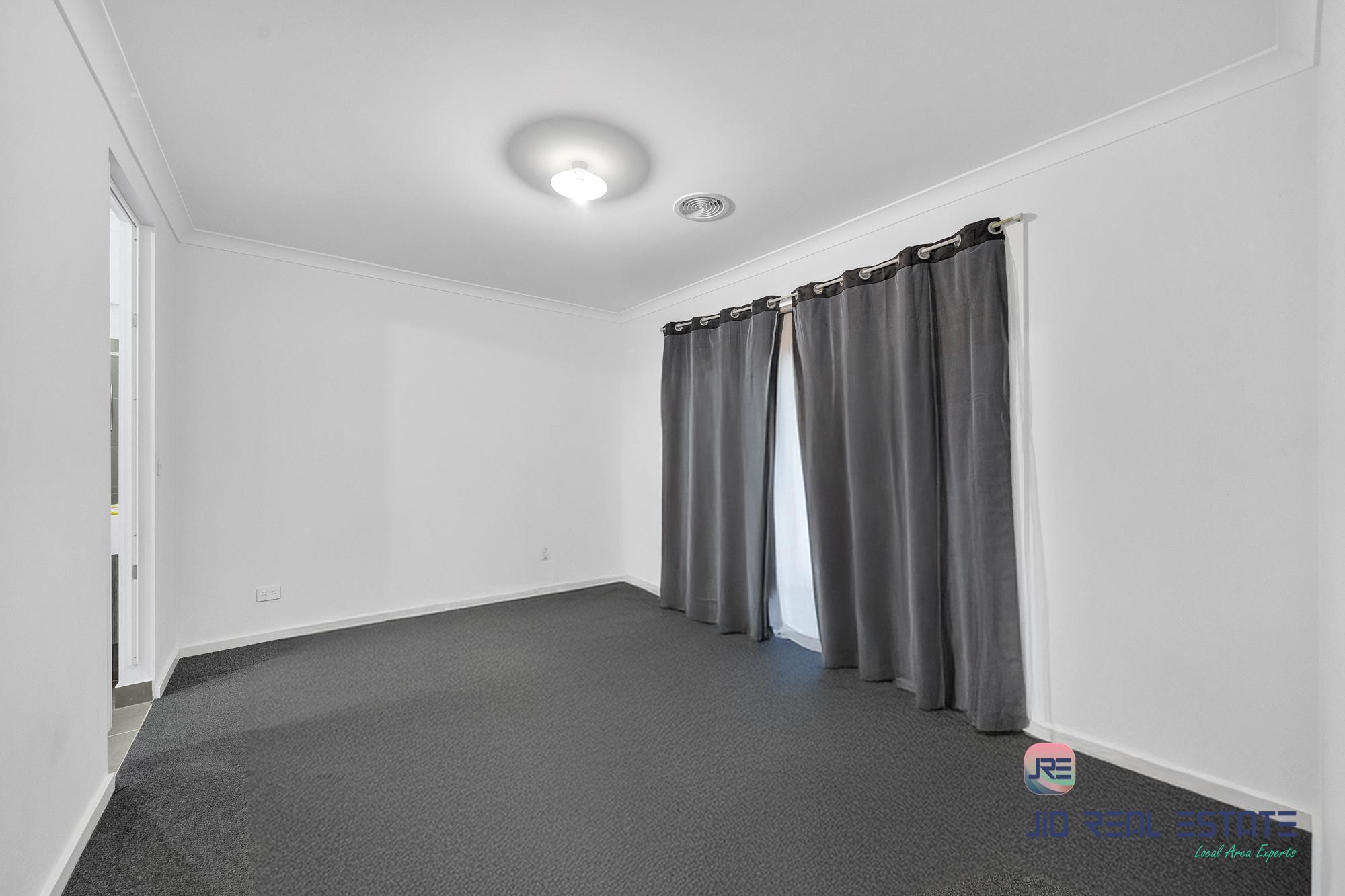 8 Kirkham Drive, Thornhill Park VIC