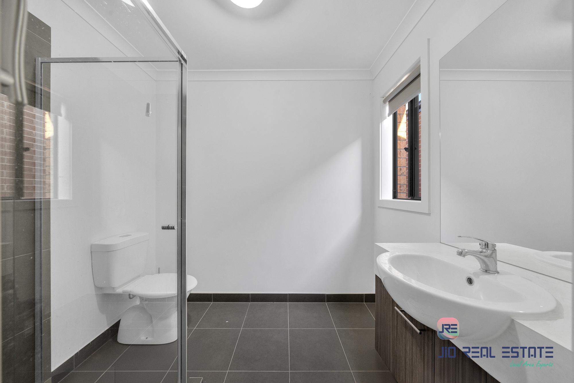 8 Kirkham Drive, Thornhill Park VIC