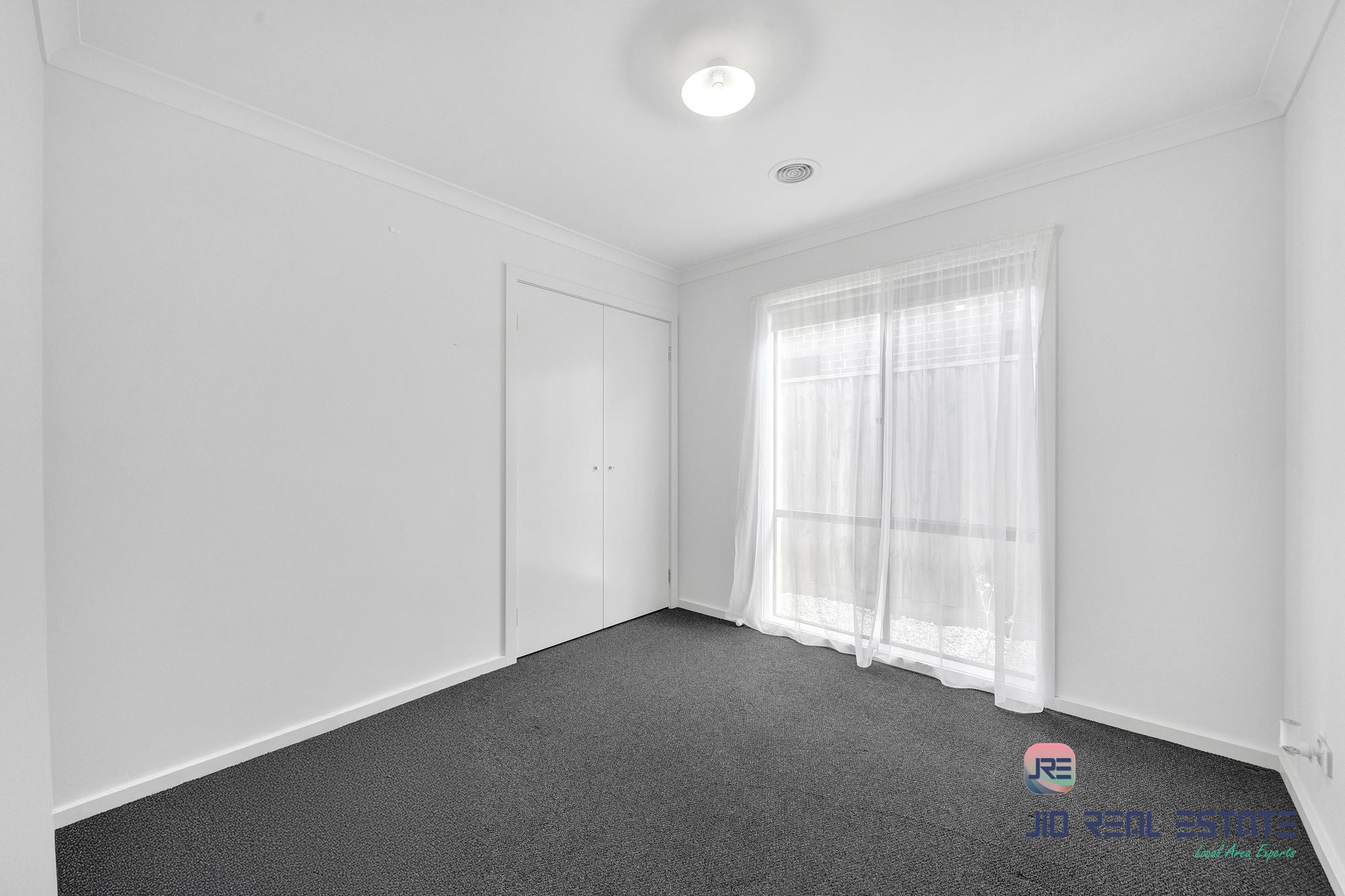 8 Kirkham Drive, Thornhill Park VIC