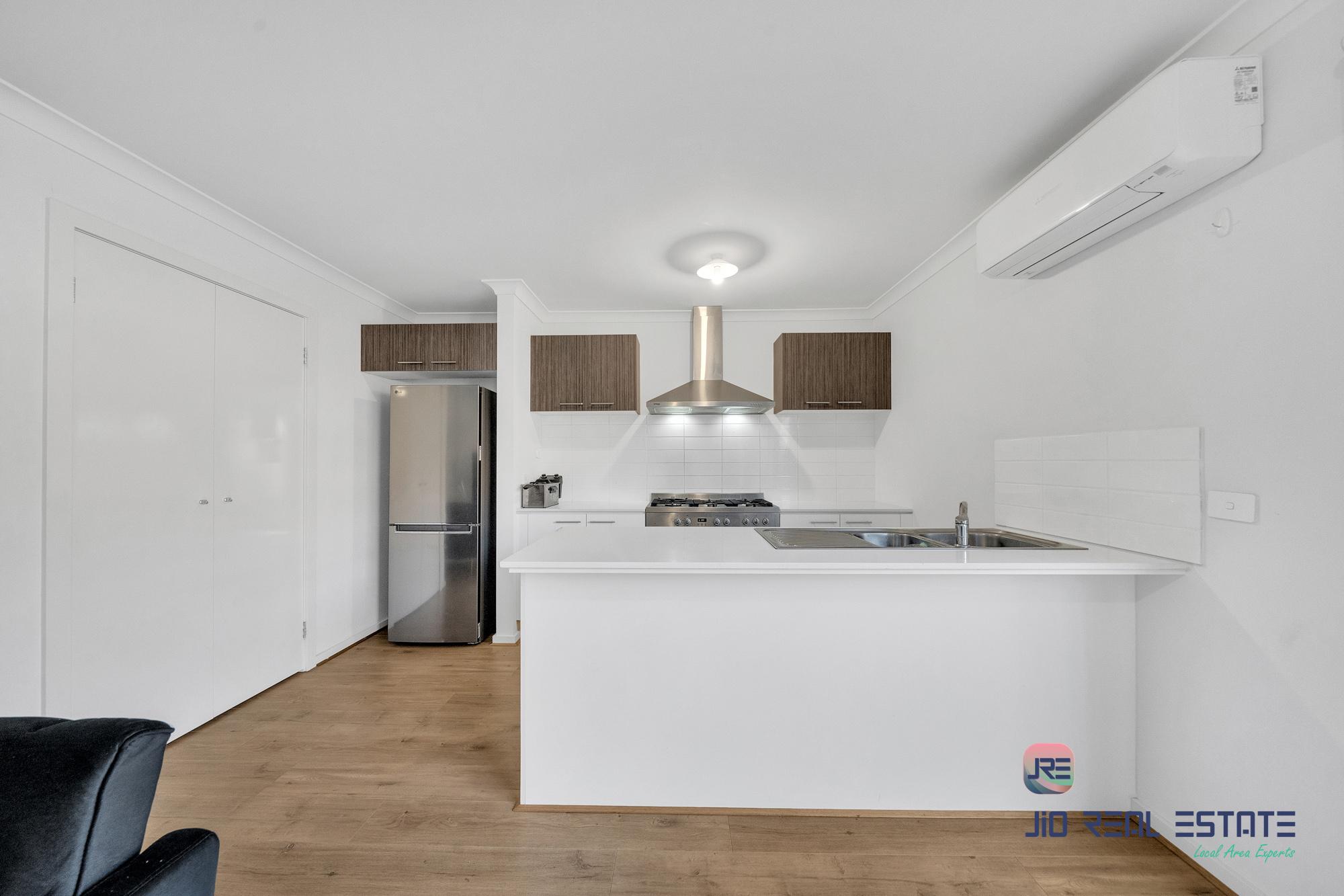 8 Kirkham Drive, Thornhill Park VIC