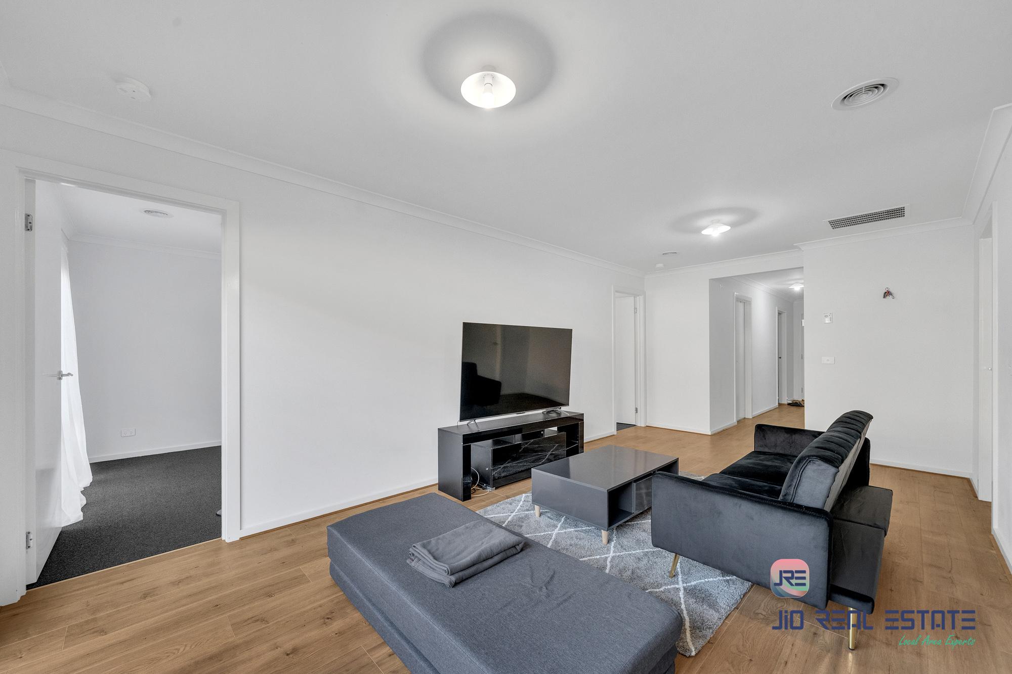 8 Kirkham Drive, Thornhill Park VIC