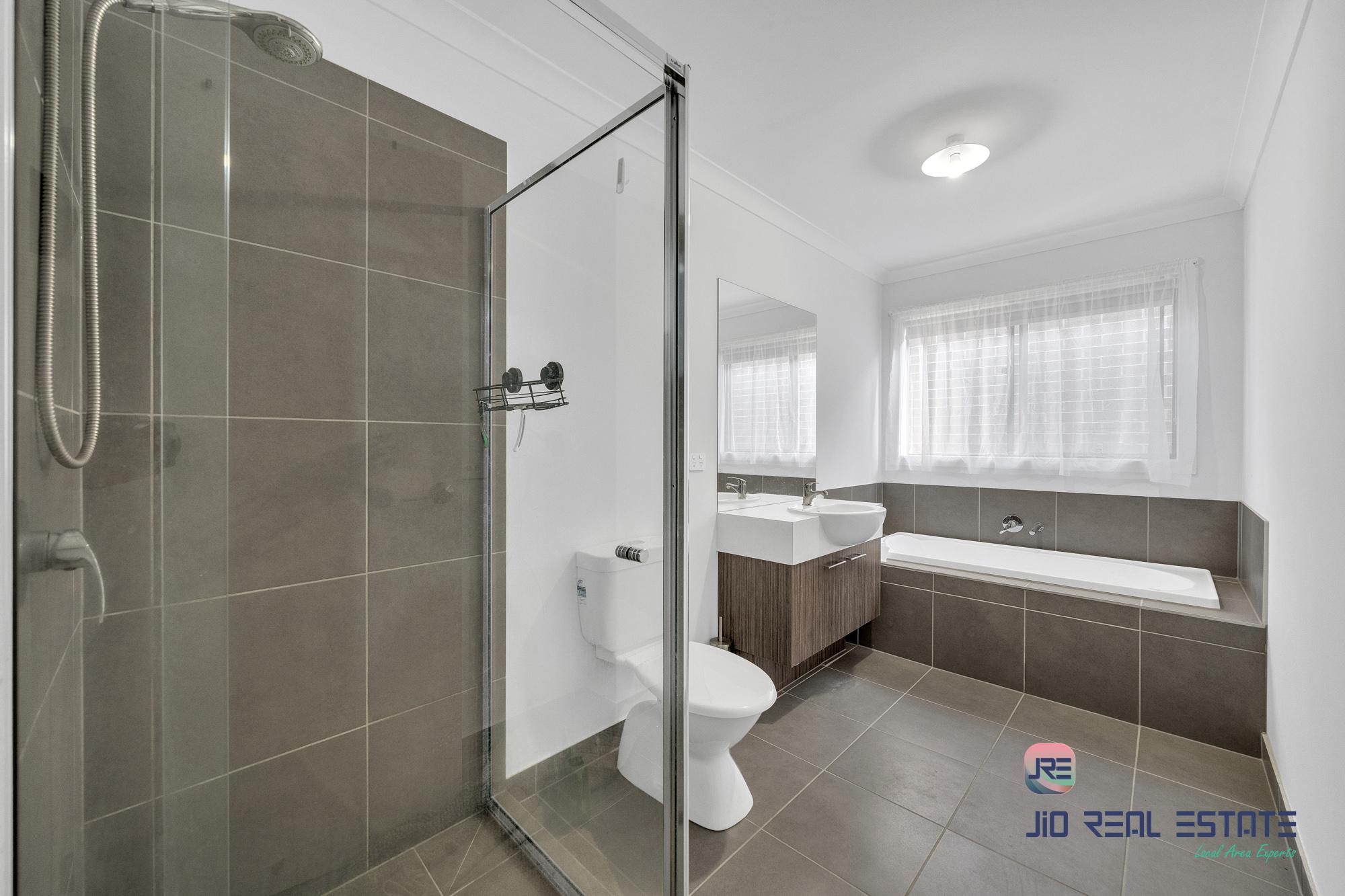 8 Kirkham Drive, Thornhill Park VIC