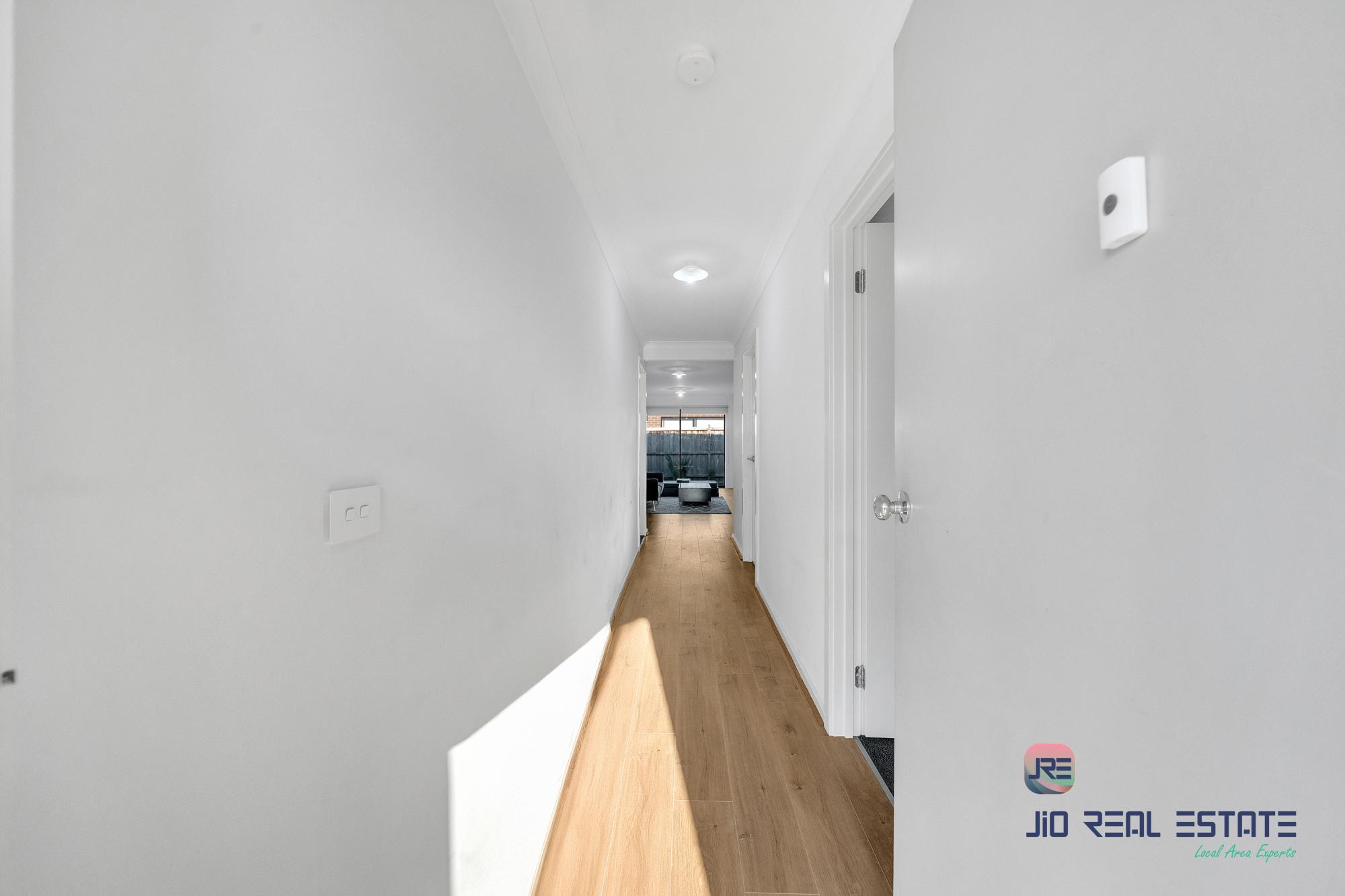 8 Kirkham Drive, Thornhill Park VIC