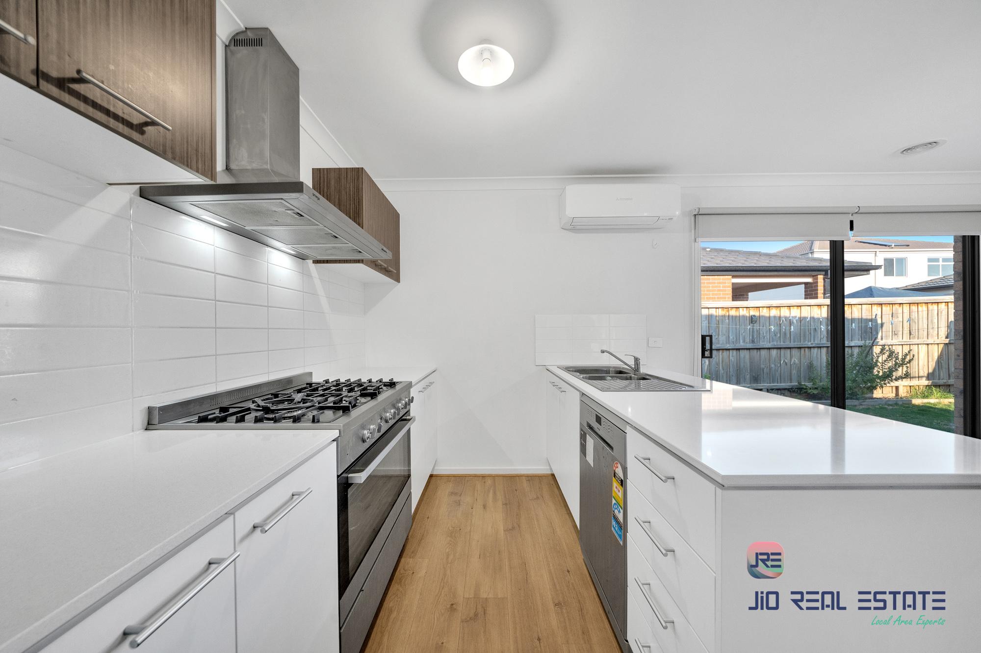 8 Kirkham Drive, Thornhill Park VIC