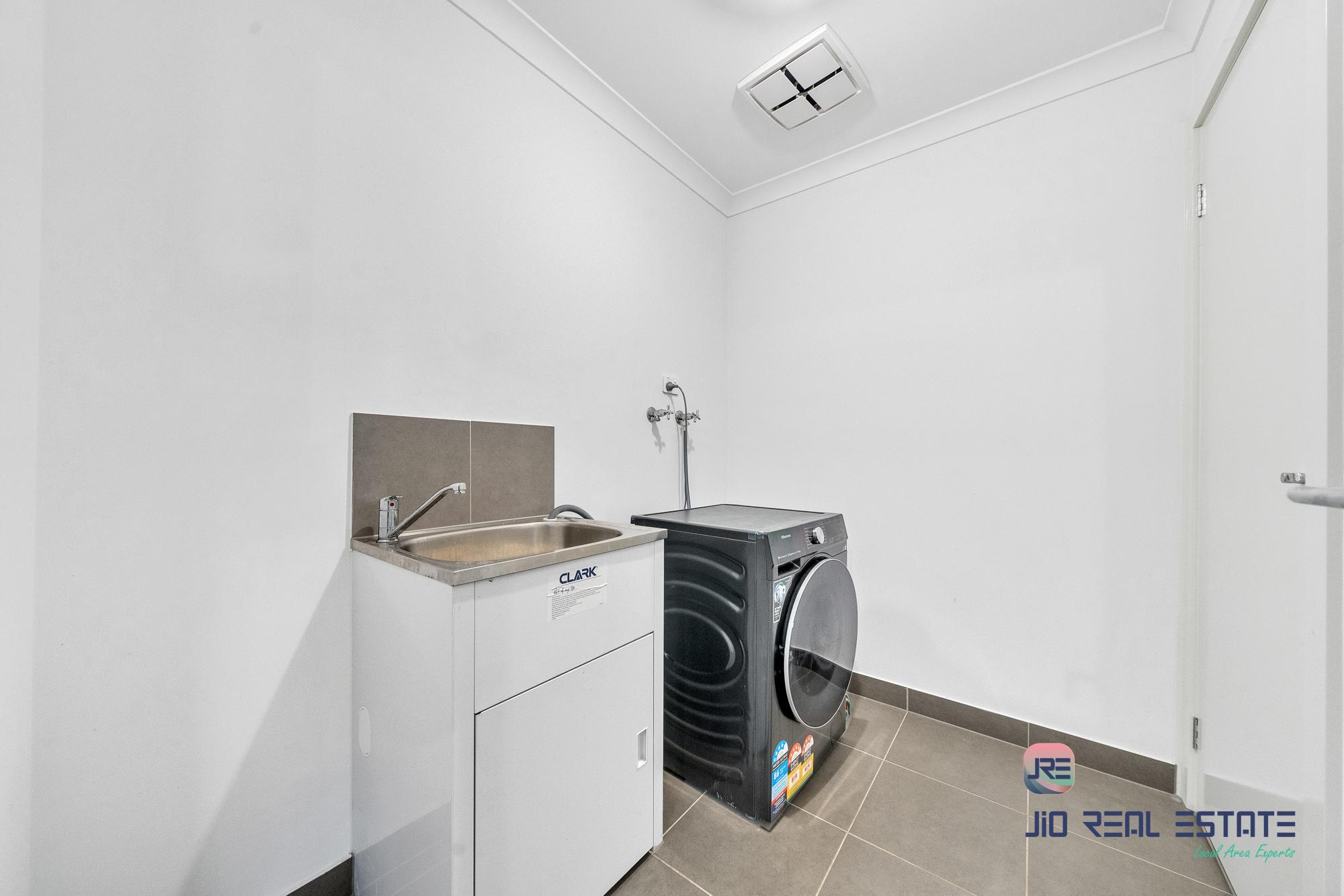 8 Kirkham Drive, Thornhill Park VIC