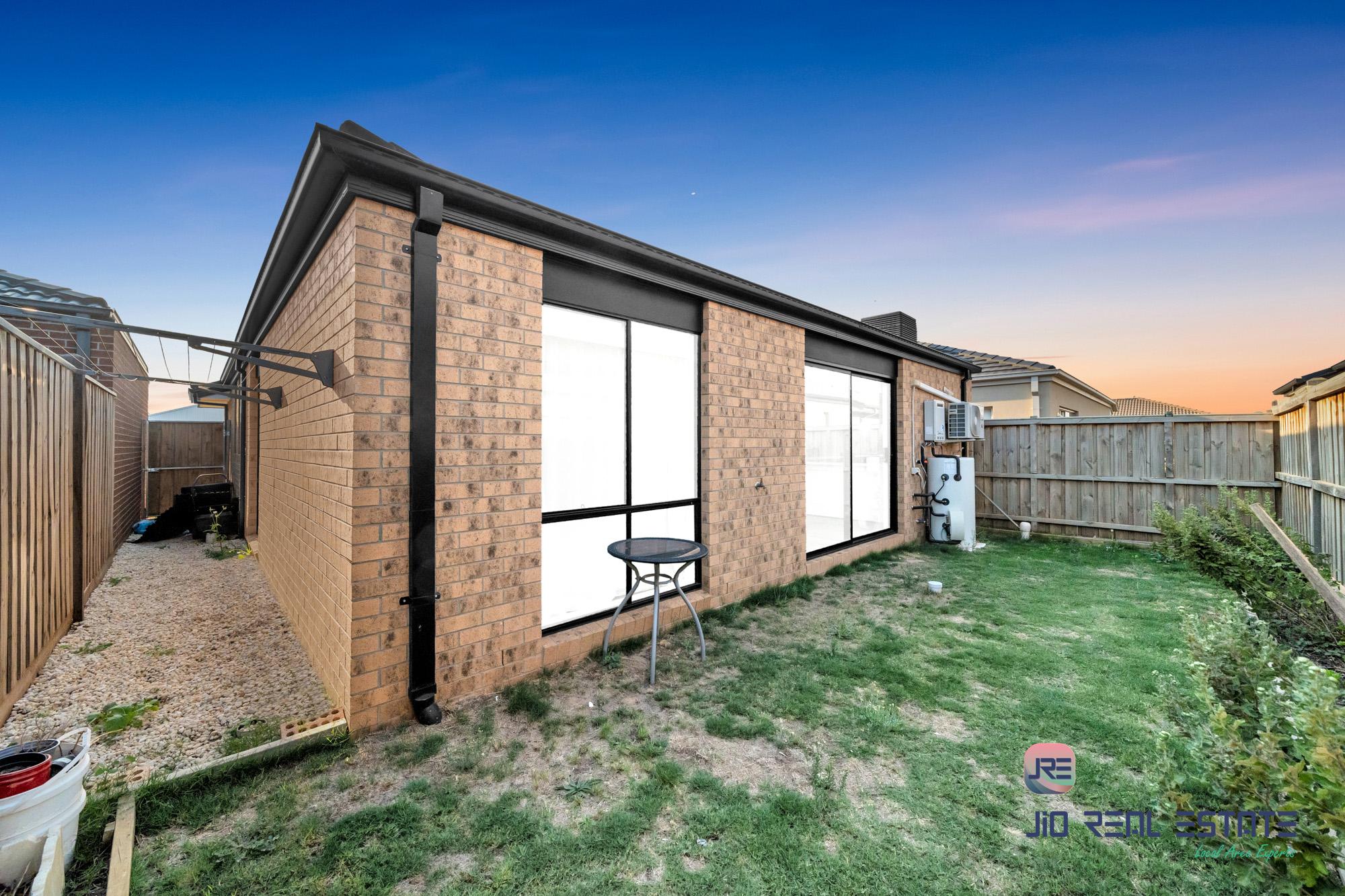 8 Kirkham Drive, Thornhill Park VIC