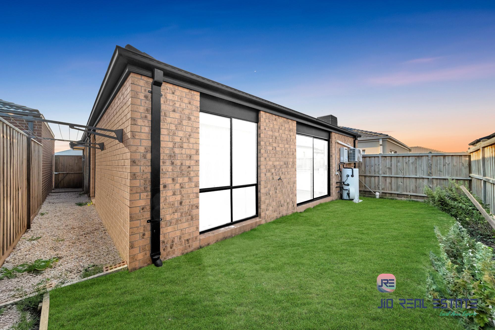 8 Kirkham Drive, Thornhill Park VIC