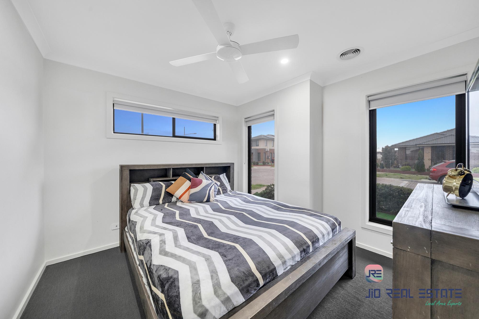 8 Harry Drive, Thornhill Park VIC