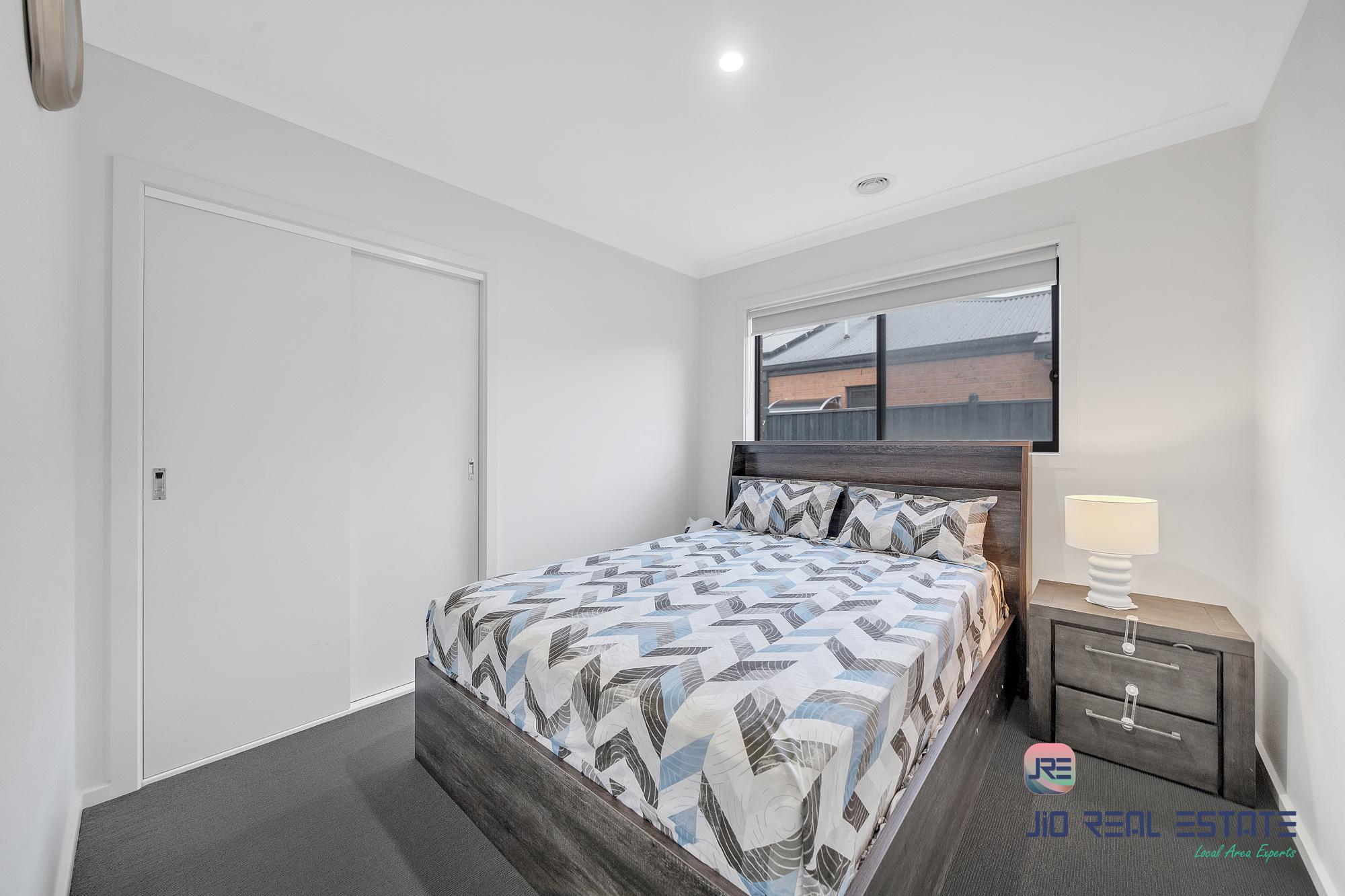 8 Harry Drive, Thornhill Park VIC