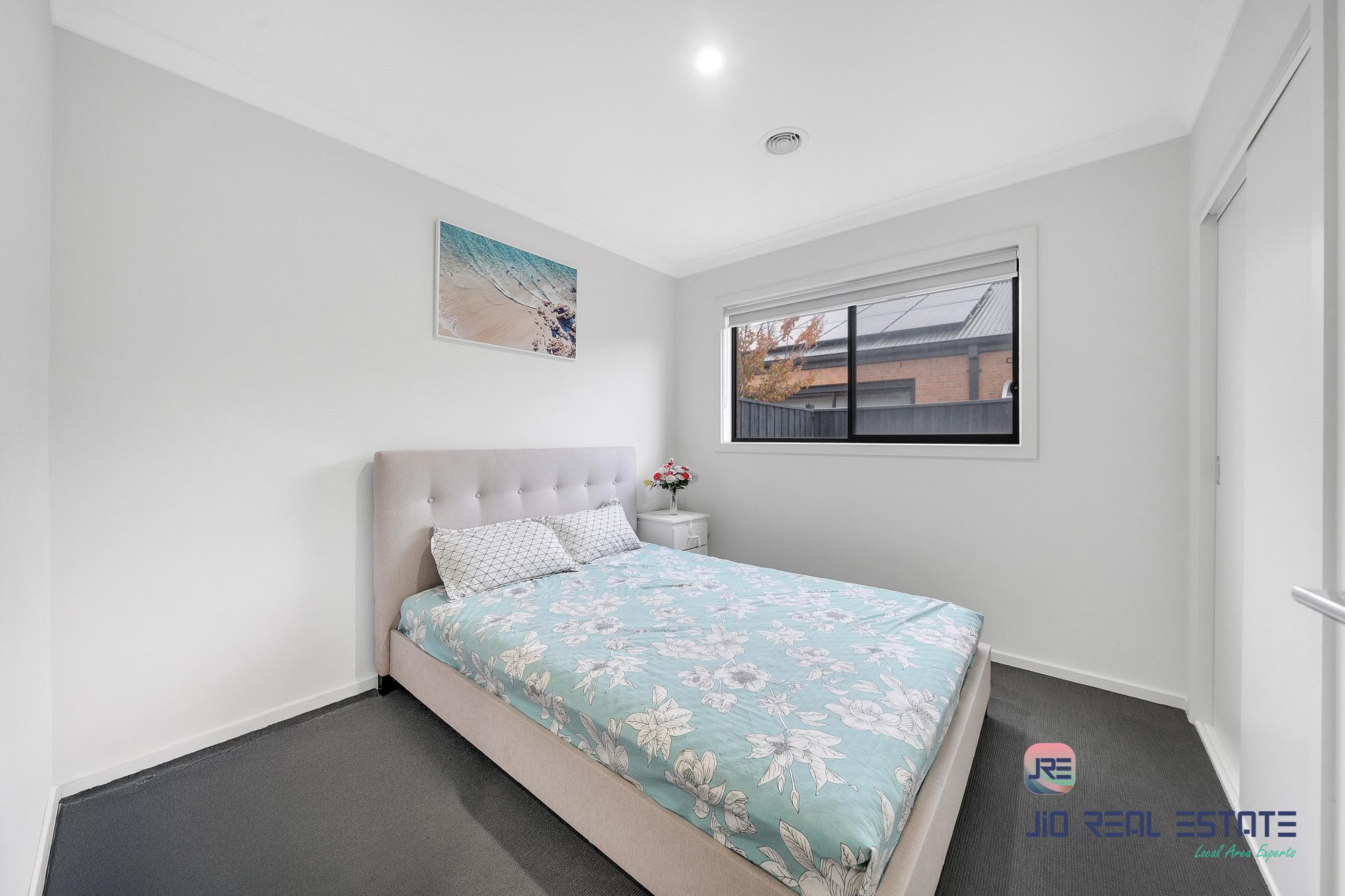 8 Harry Drive, Thornhill Park VIC