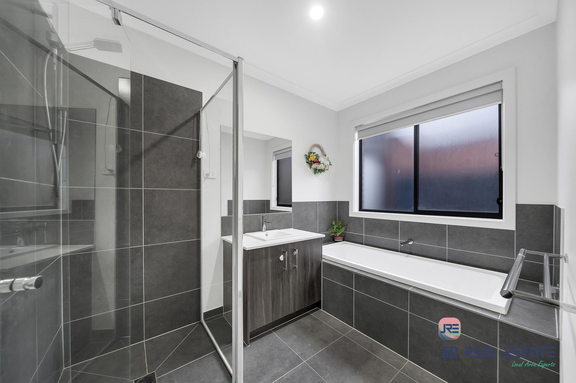 8 Harry Drive, Thornhill Park VIC