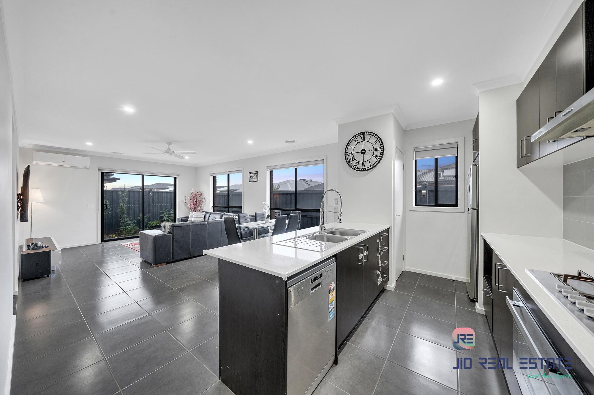 8 Harry Drive, Thornhill Park VIC