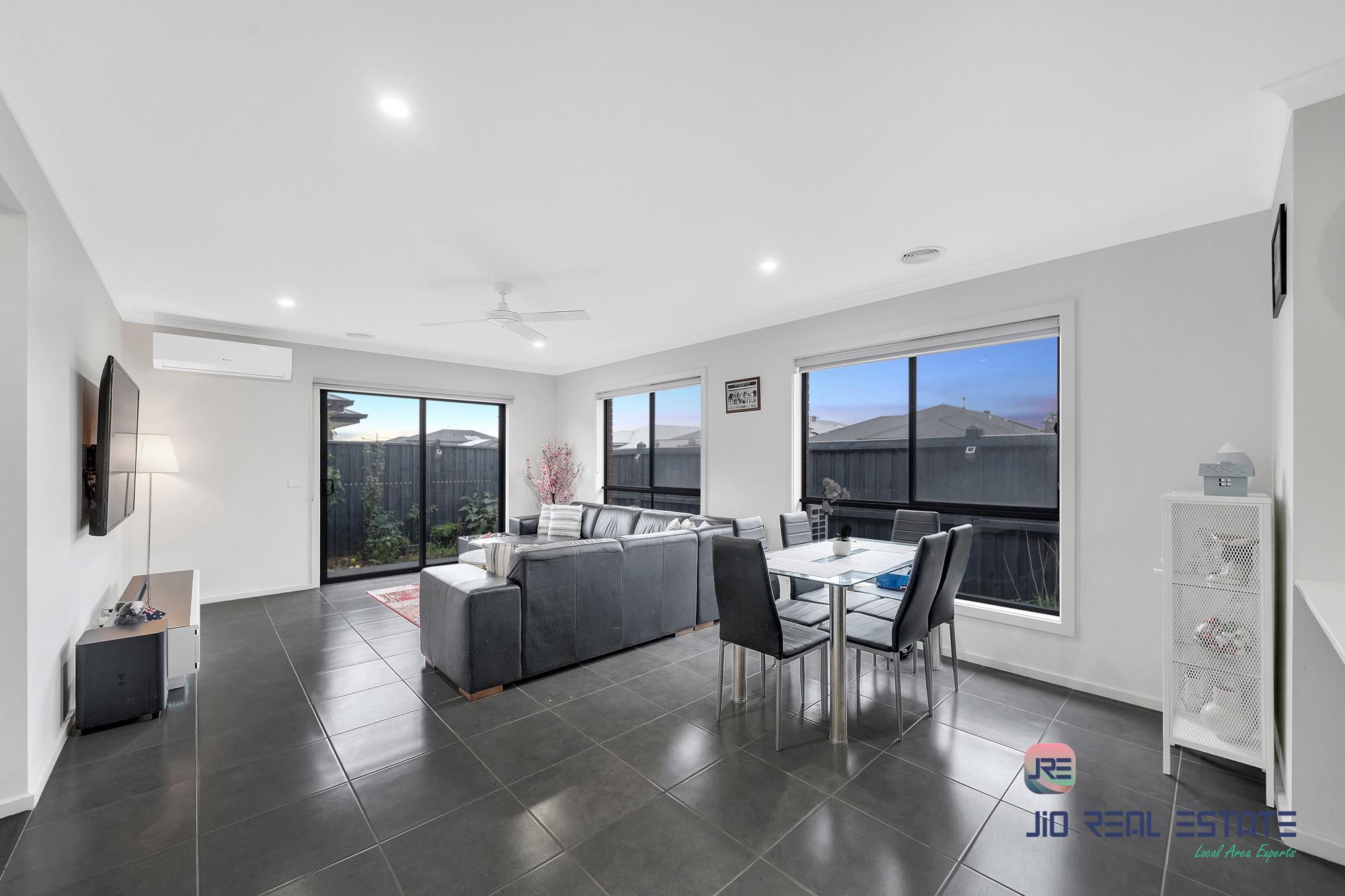 8 Harry Drive, Thornhill Park VIC