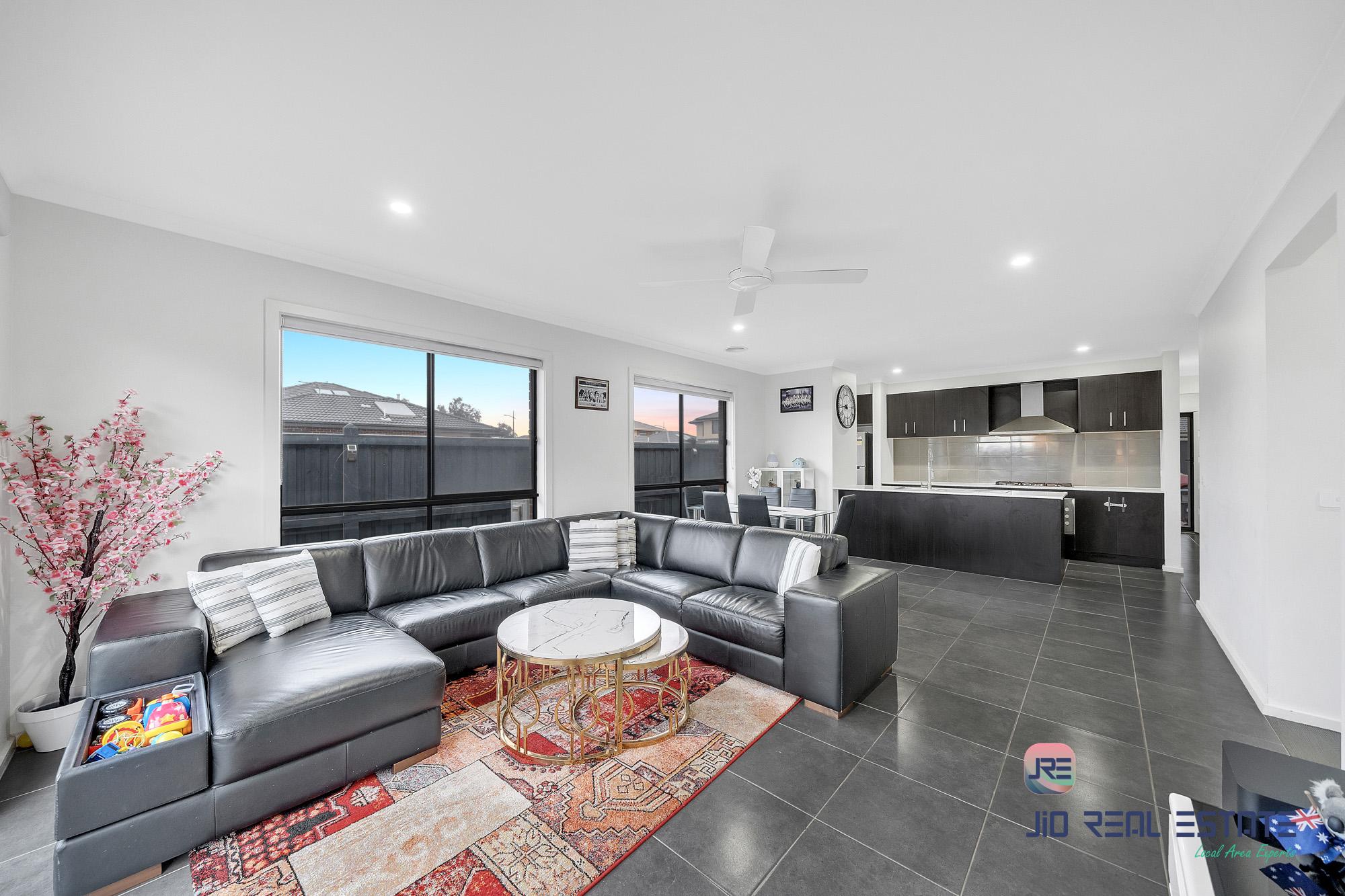 8 Harry Drive, Thornhill Park VIC