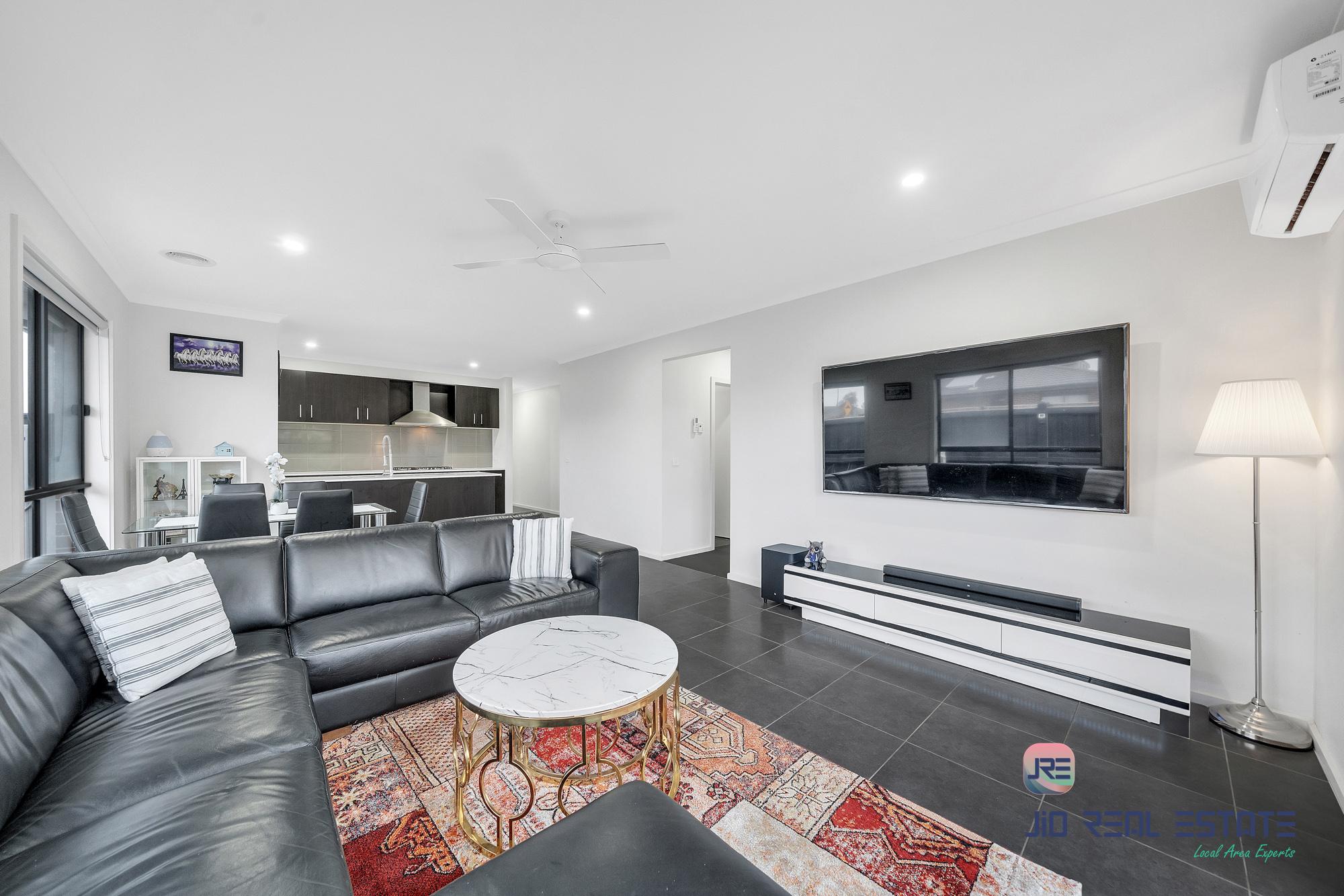 8 Harry Drive, Thornhill Park VIC